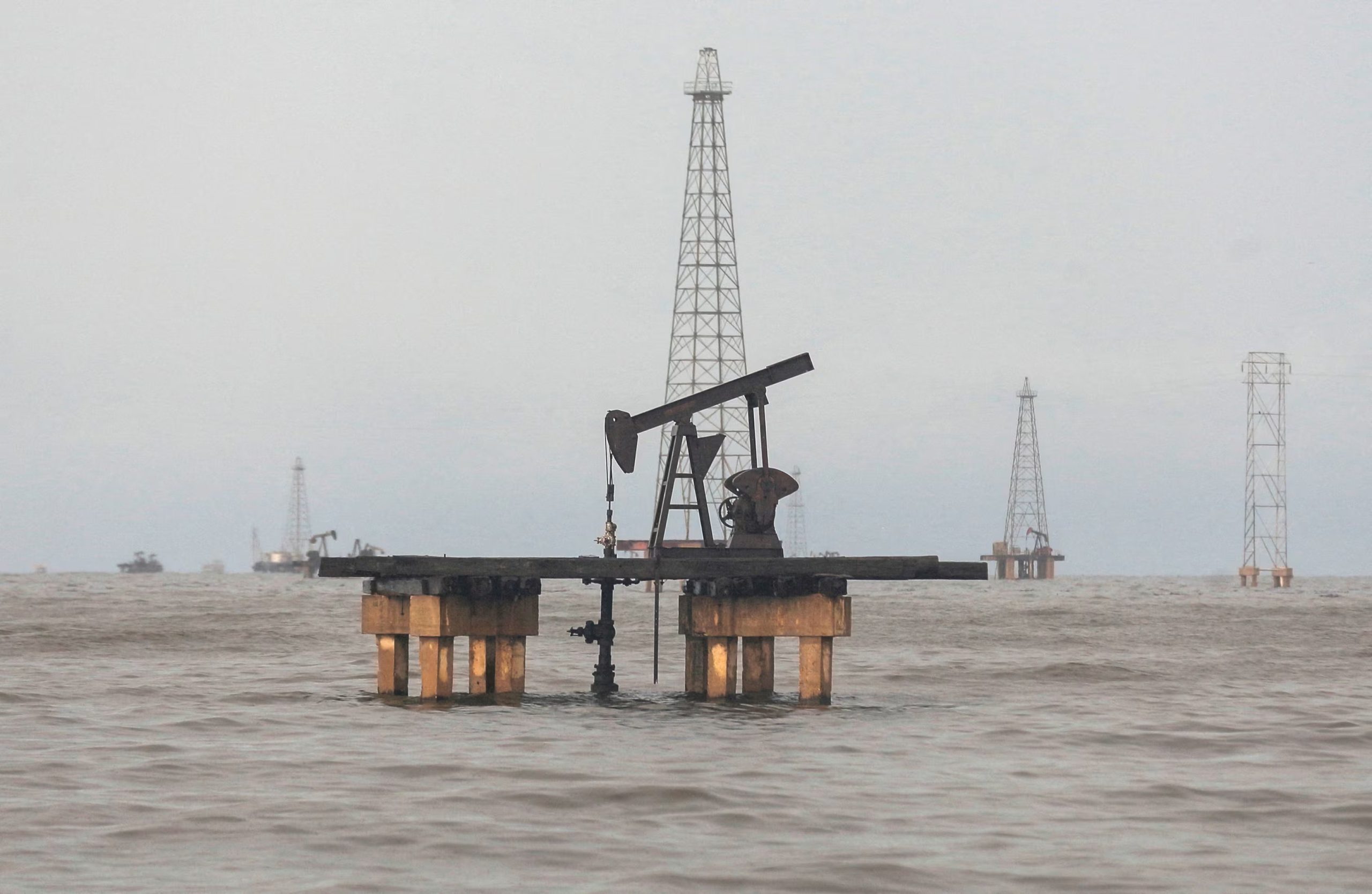 El nuevo escenario político abrió además la puerta al regreso de grandes compañías energéticas estadounidenses al país sudamericano, tras el alivio parcial de sanciones económicas sobre el sector petrolero venezolano (REUTERS)