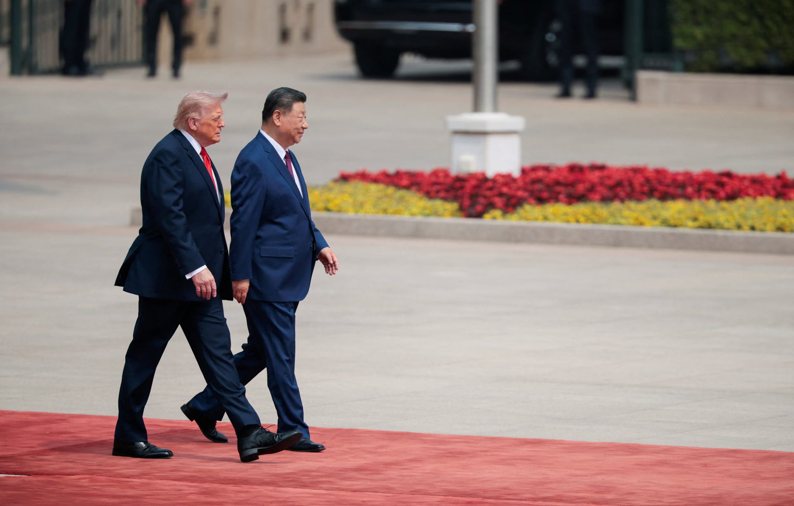 El presidente estadounidense Donald Trump camina junto al presidente chino Xi Jinping a su llegada al Gran Salón del Pueblo en Beijing, China, el 14 de mayo de 2026 (REUTERS/Evan Vucci)