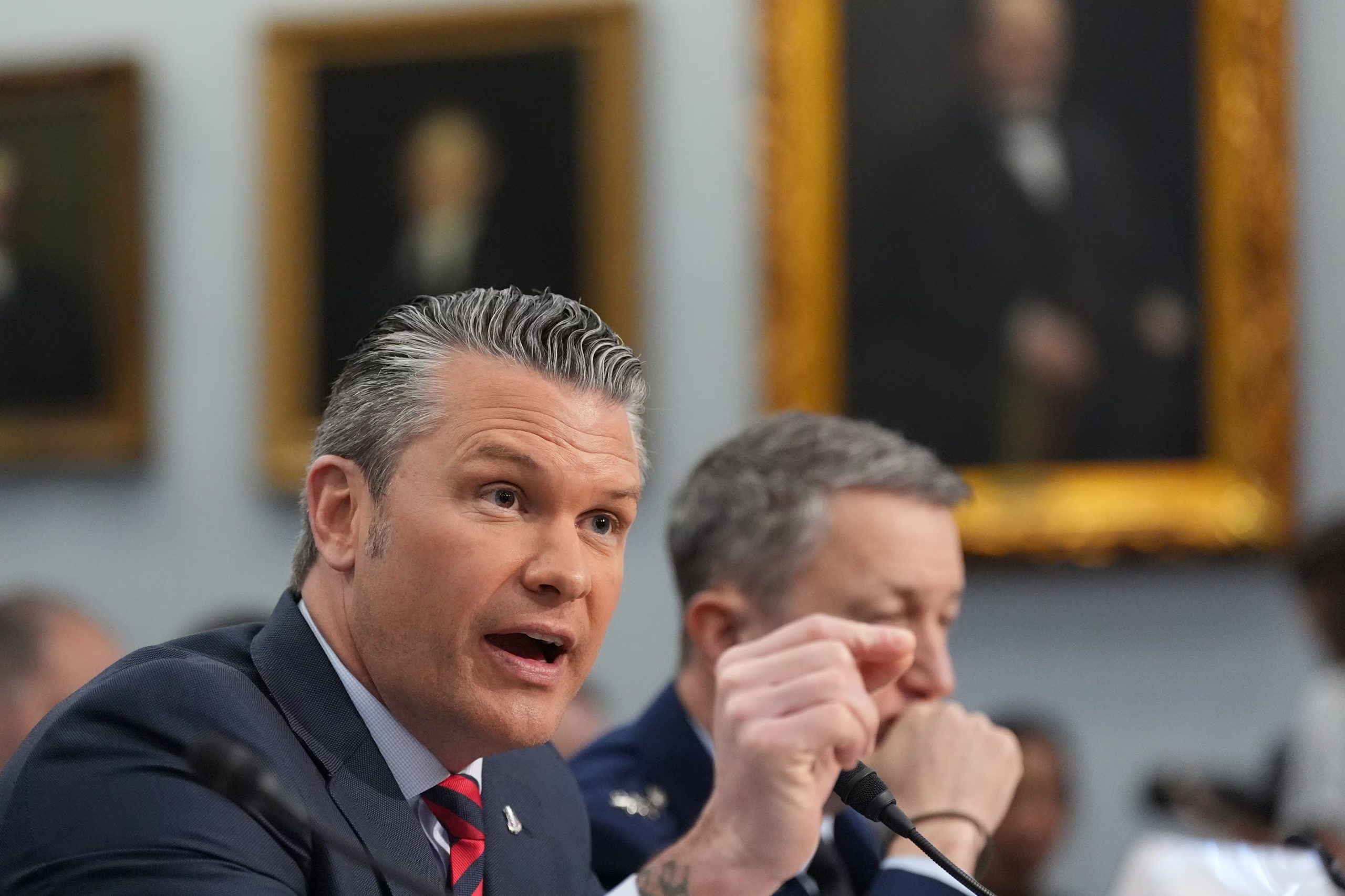 El secretario de Defensa Pete Hegseth reiteró la exigencia de Donald Trump para que México aumente sus esfuerzos contra el narcotráfico y evitar tener que intervenir. (AP foto/Alex Brandon)