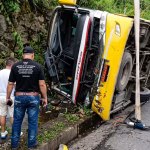Dos muertos y varios heridos por volcamiento de bus de pasajeros en Napo