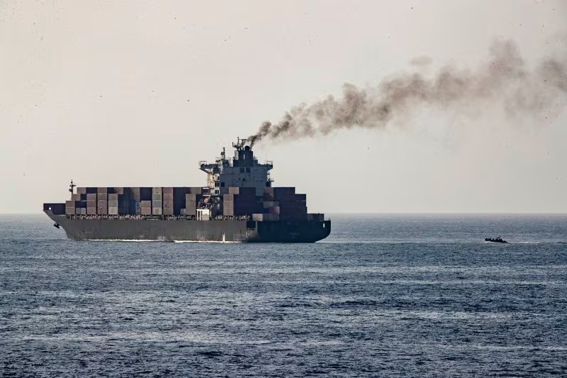 FOTO DE ARCHIVO: Fuerzas estadounidenses patrullan cerca del buque de carga M/V Touska, con bandera iraní, tras su abordaje e incautación por parte de las fuerzas estadounidenses el domingo, en una ubicación identificada como el Mar Arábigo, en esta imagen distribuida el 20 de abril de 2026. Comando Central de EE. UU. vía X/Imagen distribuida vía REUTERS/Foto de archivo