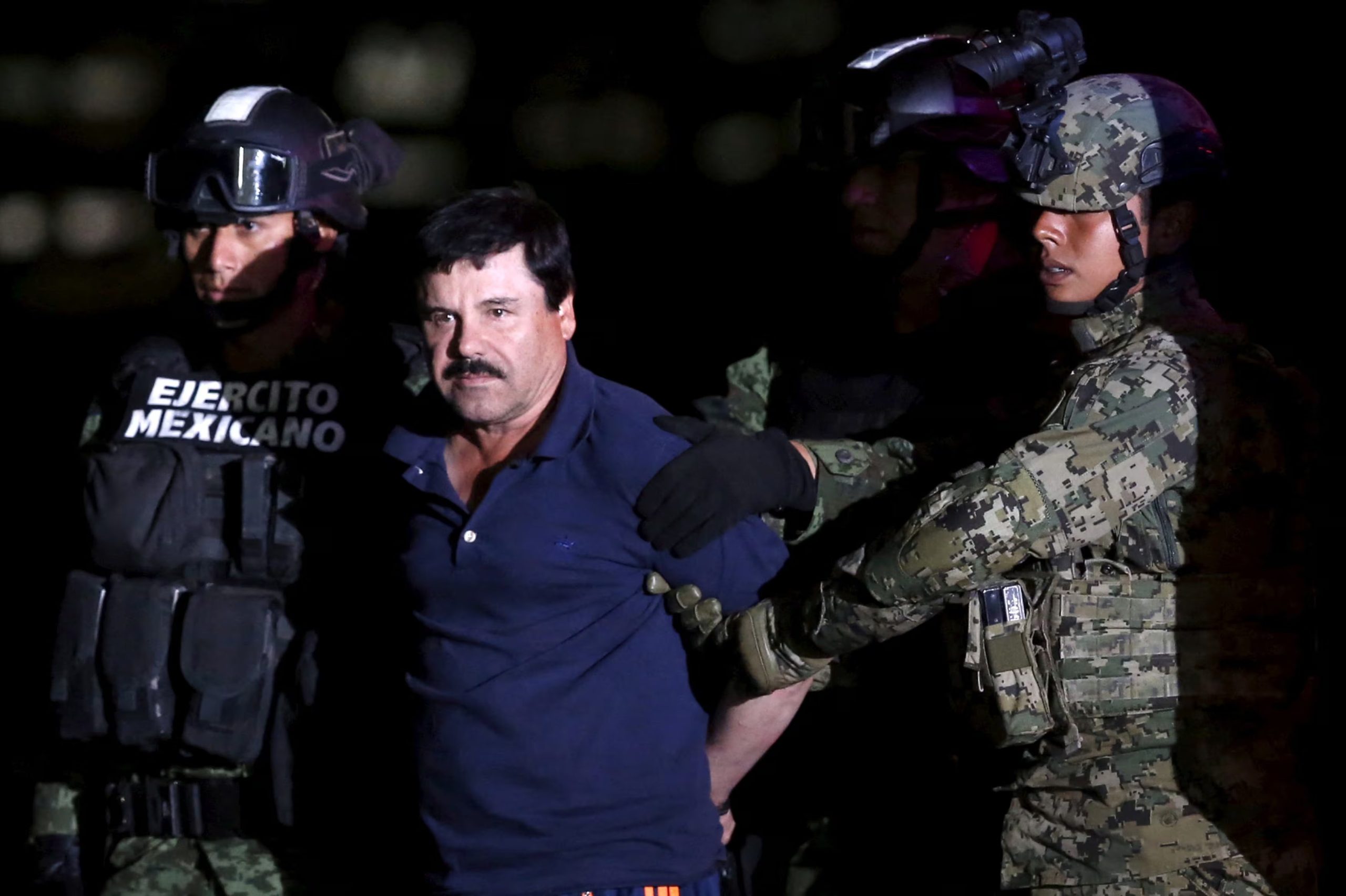 Agentes de seguridad escoltando al Chapo Guzmán 
(REUTERS/Edgard Garrido)