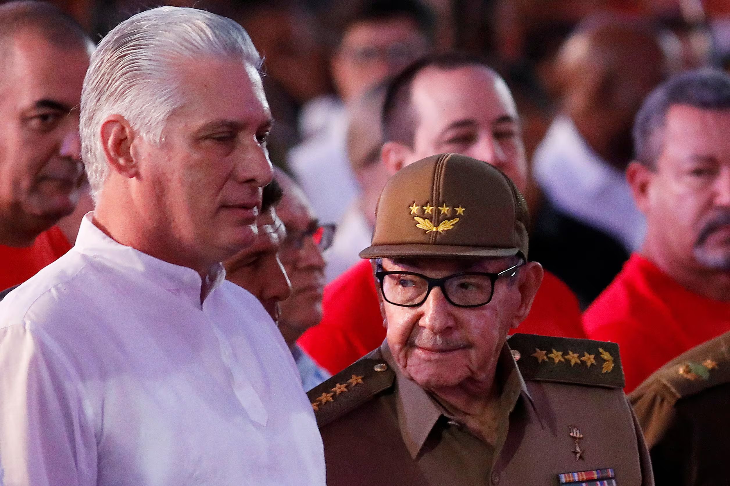 Raúl Castro conversa con el dictador cubano Miguel Díaz-Canel durante una ceremonia que conmemora el 70 aniversario del asalto rebelde del 26 de julio de 1953, liderado por el fallecido líder cubano Fidel Castro, contra el cuartel Moncada, Santiago, Cuba, 26 de julio de 2023. REUTERS/Alexandre Meneghini