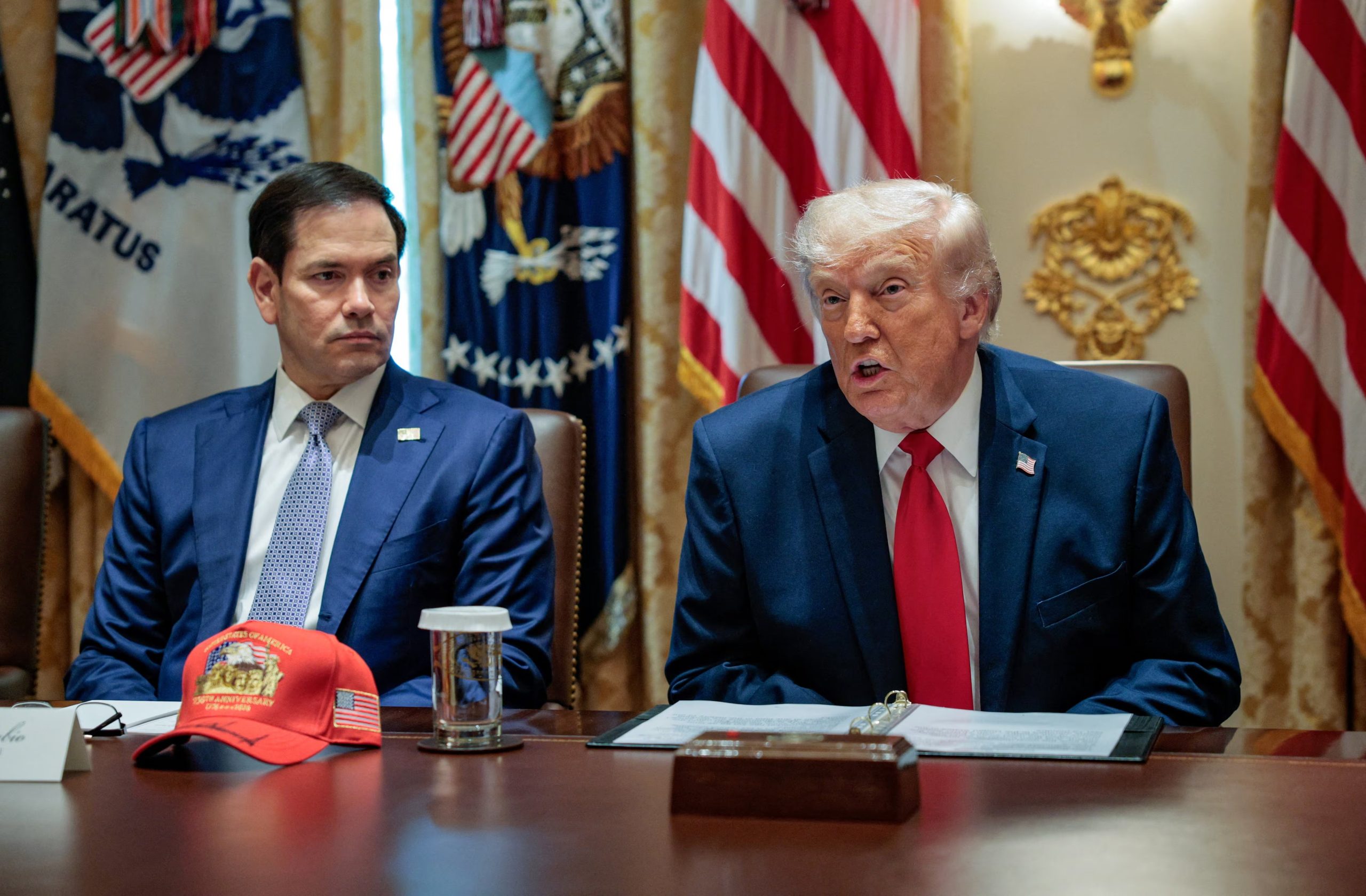 El presidente de Estados Unidos, Donald Trump, habla junto al secretario de Estado, Marco Rubio. La detención de Rosales Aguirreurreta ocurre en un contexto de creciente presión de Washington sobre La Habana (REUTERS/Evan Vucci)