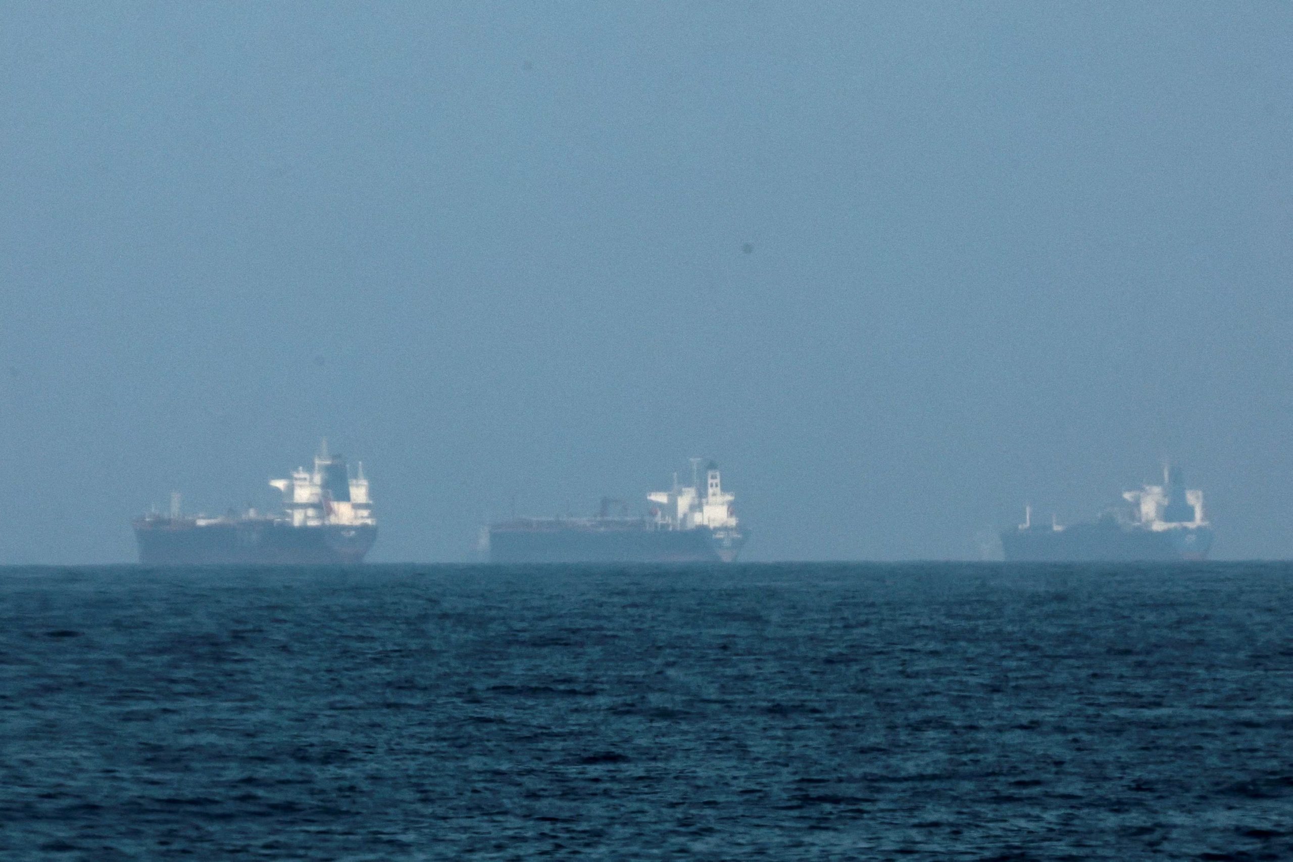 FOTO DE ARCHIVO: Se observan buques cisterna frente a la costa de Fujairah, mientras Irán promete disparar contra los barcos que transitan por el estrecho de Ormuz, en medio del conflicto entre Estados Unidos, Israel e Irán, en Fujairah, Emiratos Árabes Unidos, 3 de marzo de 2026. REUTERS/Amr Alfiky/Foto de archivo
