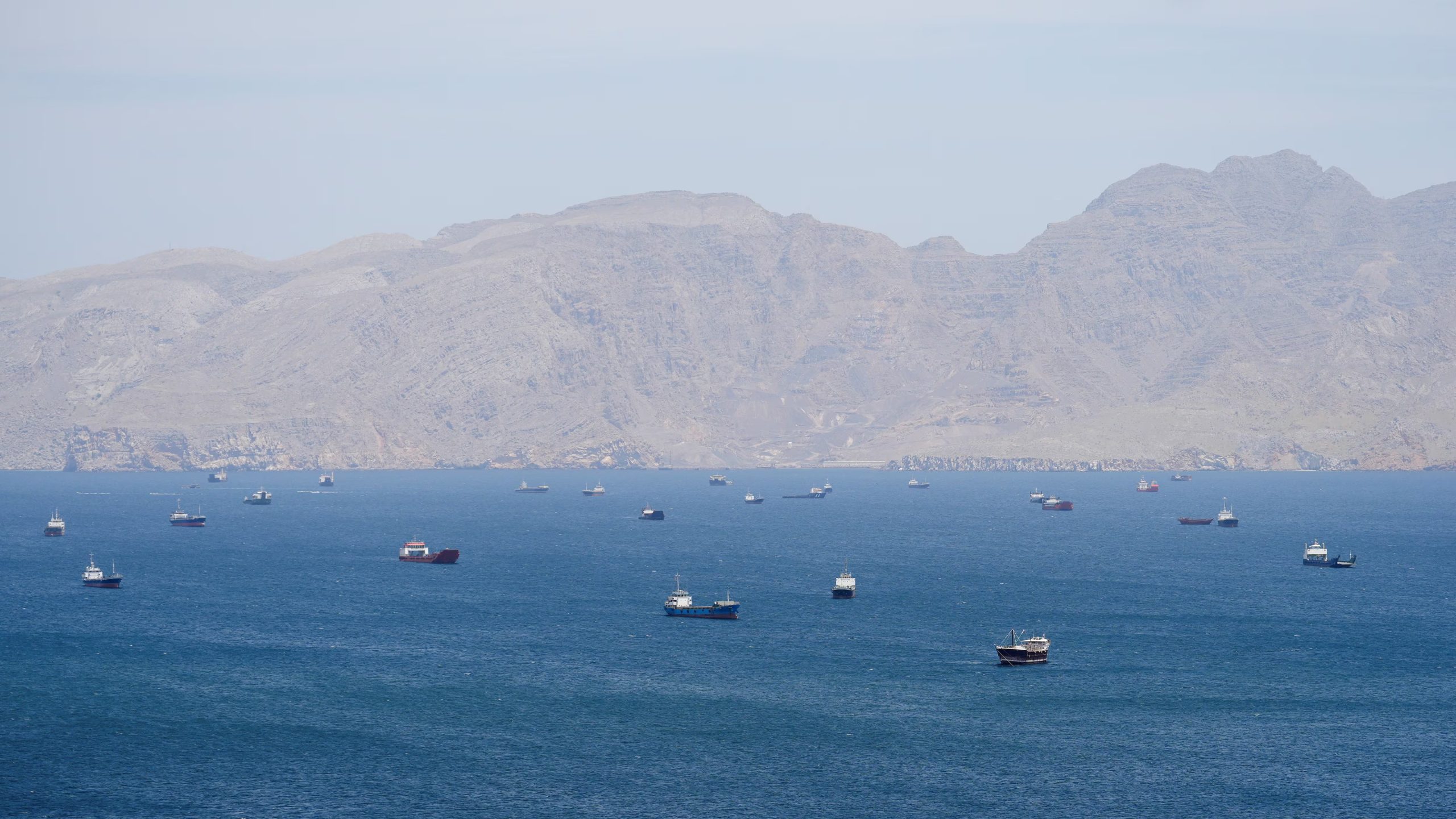 Buques en el estrecho de Ormuz, Musandam, Omán, 27 de abril de 2026. REUTERS/Stringer