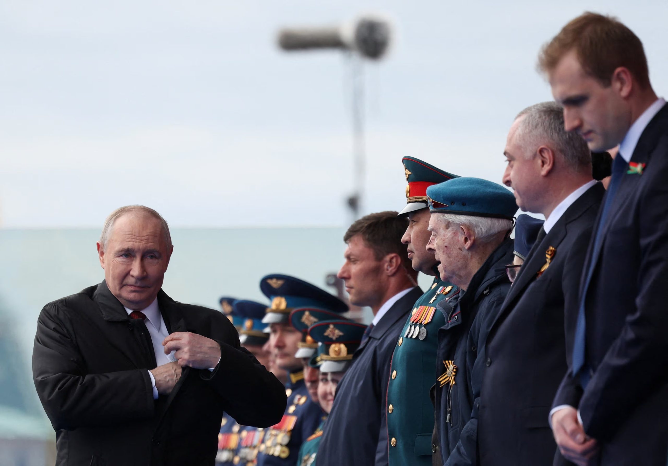 El presidente ruso Vladímir Putin encabeza el desfile militar del Día de la Victoria en la Plaza Roja de Moscú, el 9 de mayo de 2026, en el marco del alto el fuego de tres días que ambos bandos se acusaron de violar. (Sputnik/Vyacheslav Prokofyev/Pool vía Reuters)