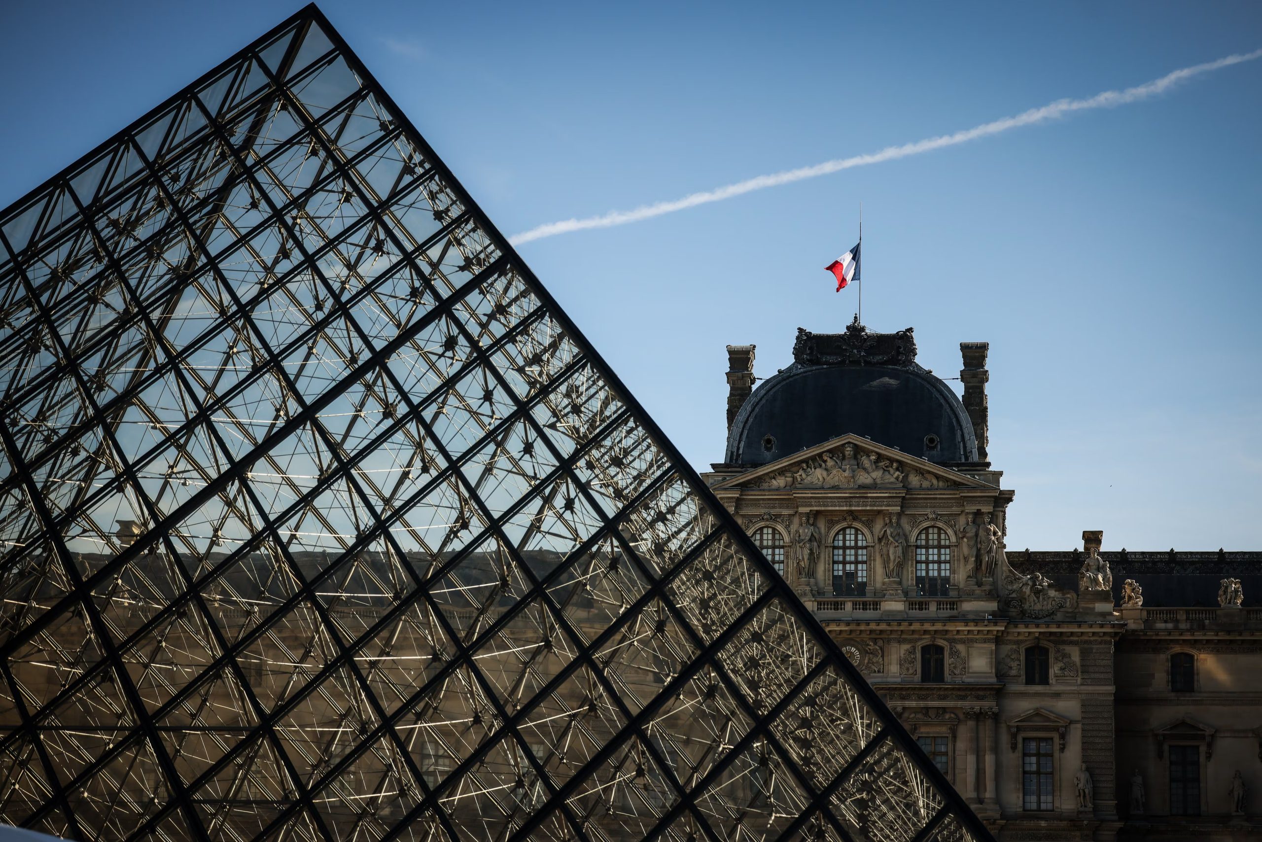 La bandera francesa ondea en el museo del Louvre en París, el miércoles 25 de febrero de 2026. (Foto AP/Thomas Padilla)