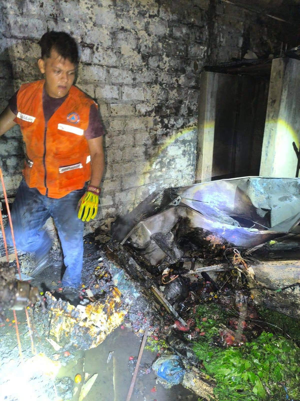Labores especiales de ventilación y verificación fueron necesarias en el operativo en mercados populares, ante la incertidumbre que persiste sobre los motivos del incidente registrado en la localidad (Foto cortesía Distrito Aguilares, San Salvador Norte)