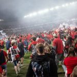Violencia en Praga: ultras invaden cancha y atacan a jugadores en el clásico checo