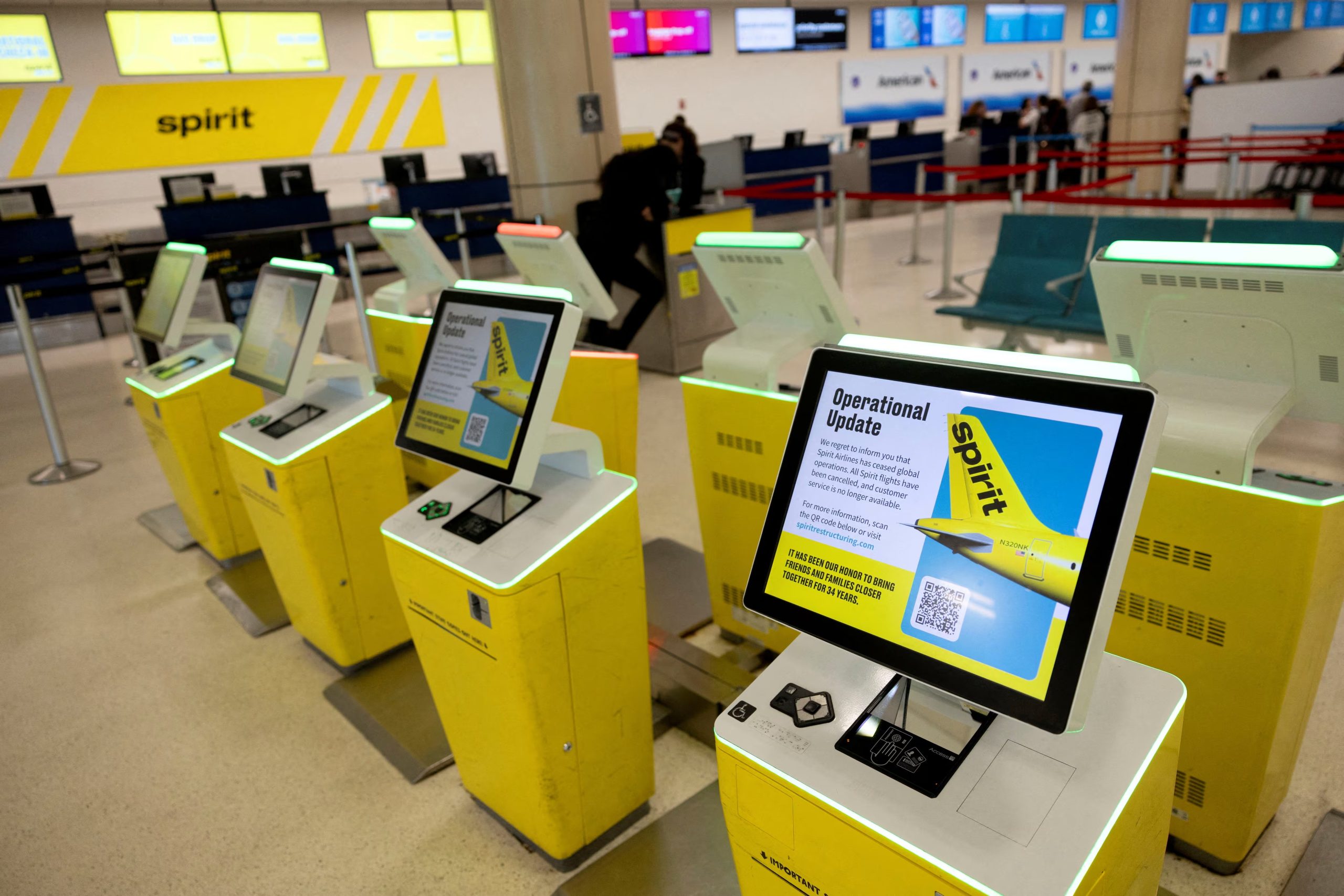 El anuncio repentino de Spirit Airlines causó caos en aeropuertos, pasajeros varados y una oleada de preocupación sobre salarios y seguros aún no abonados (Reuters)