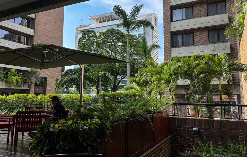En la terraza del hotel Marriott de Caracas, se puede oír a petroleros tejanos hablando en voz baja sobre posibles acuerdos mientras beben whisky. (The New York Times)