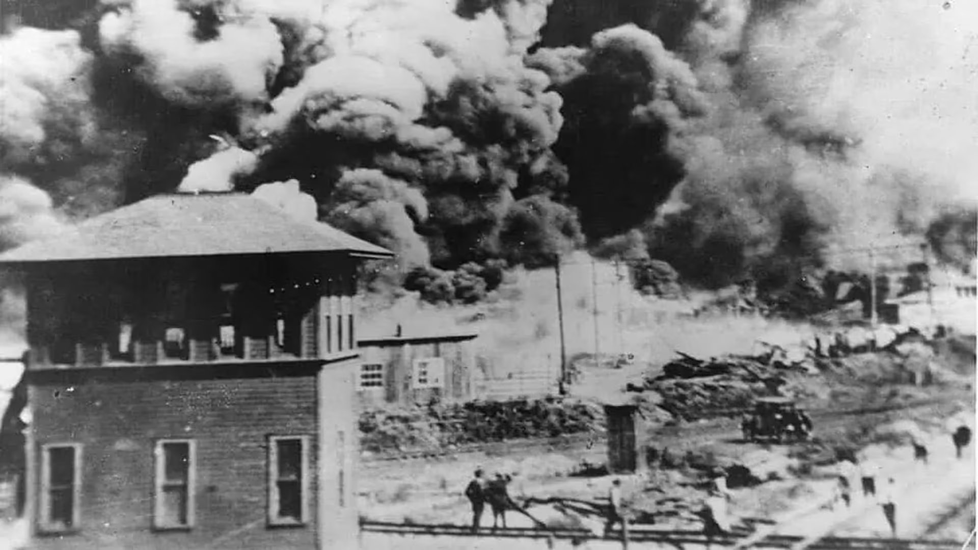 La masacre de Tulsa dejó alrededor de 300 afroamericanos muertos, 800 heridos y destruyó el próspero barrio de Black Wall Street