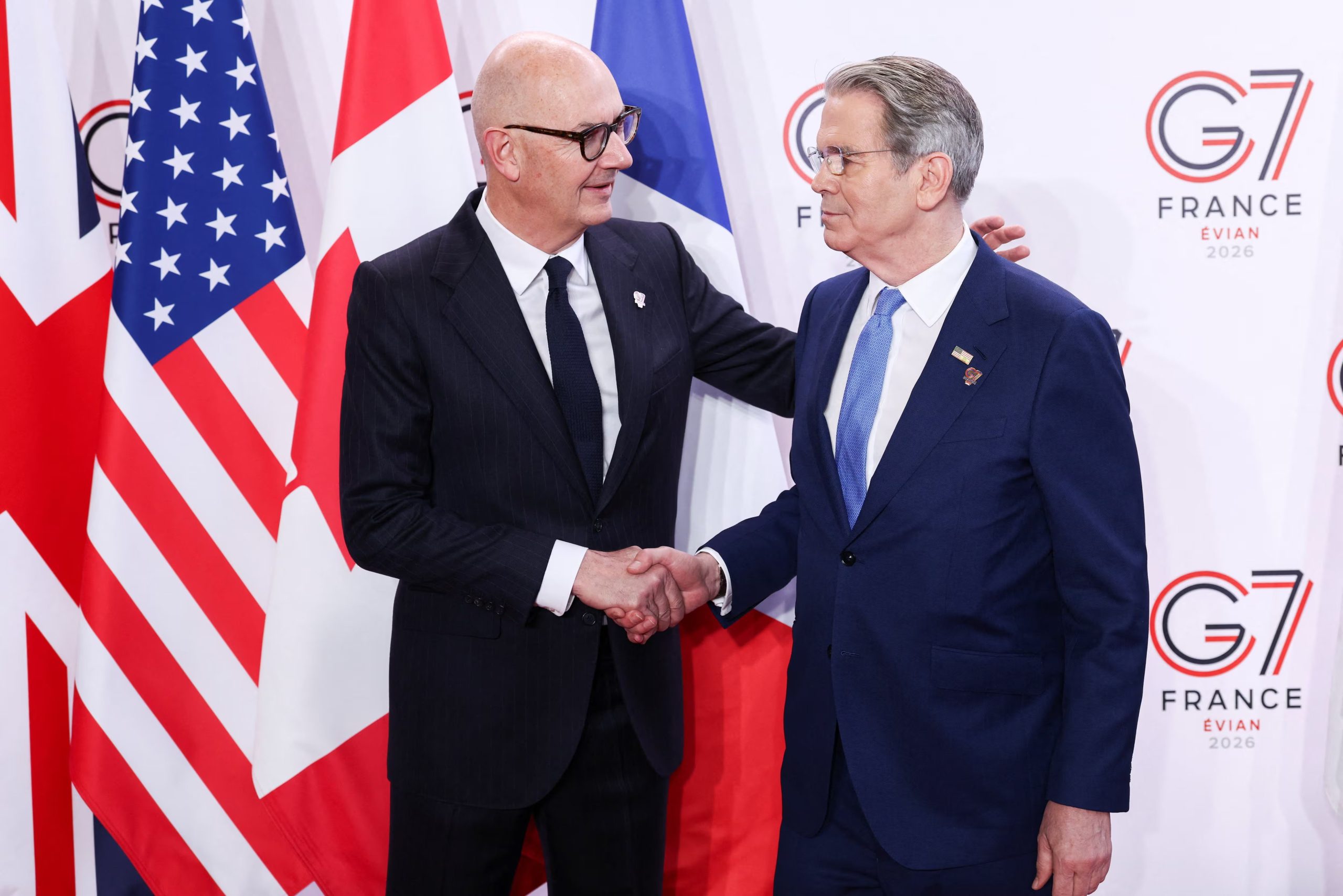 El ministro de Finanzas francés, Roland Lescure, y el secretario del Tesoro estadounidense, Scott Bessent, se dan la mano antes de la reunión de ministros de Finanzas y gobernadores de bancos centrales del G7 en París, Francia, el 18 de mayo de 2026. REUTERS/Tom Nicholson