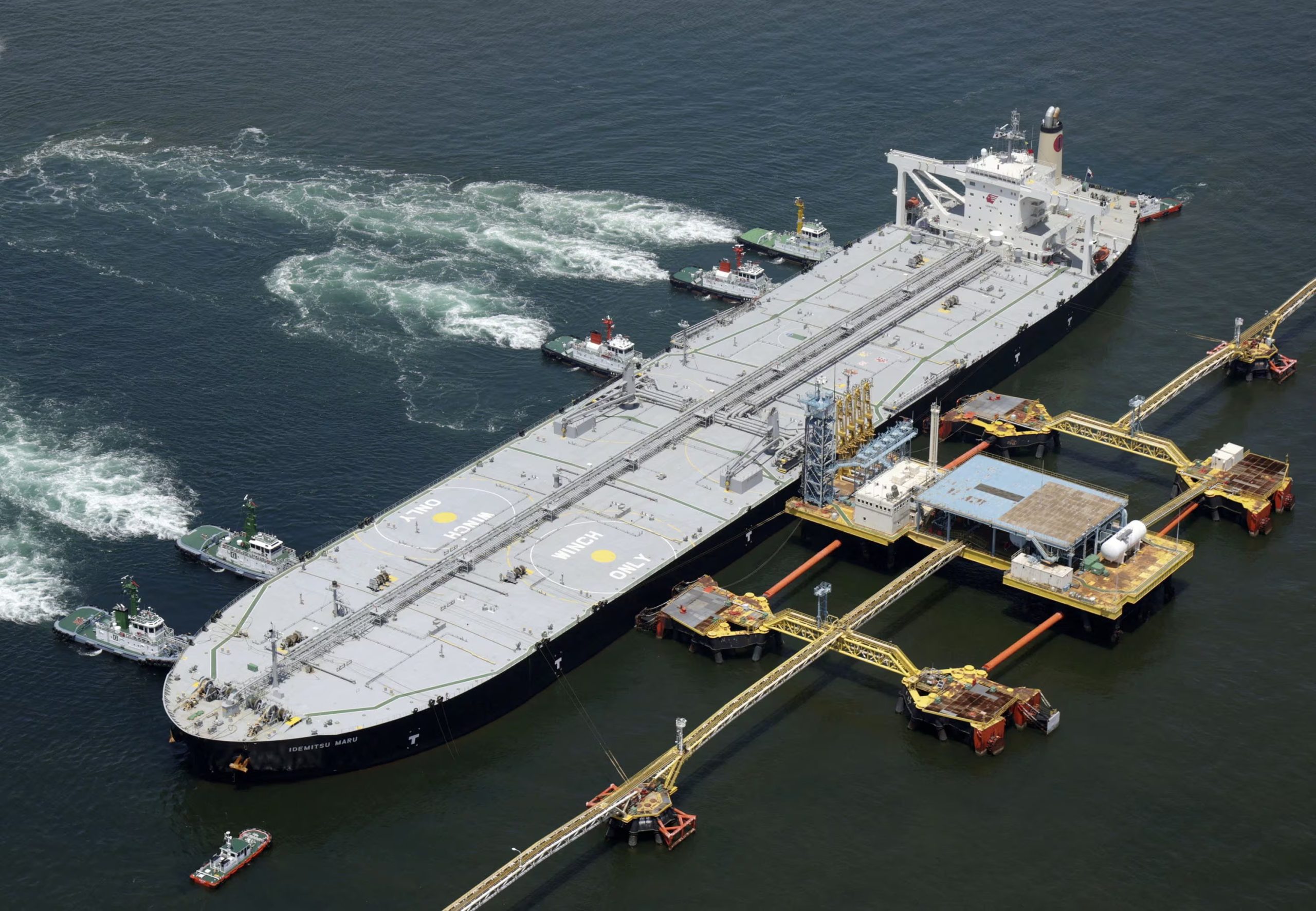 Una vista aérea muestra al Idemitsu Maru, un buque petrolero operado por una filial de la importante compañía petrolera japonesa Idemitsu Kosan Co. y un superpetrolero (VLCC) con capacidad para transportar 2 millones de barriles de petróleo saudí, llegando tras transitar por el estrecho de Ormuz a finales de abril a una refinería frente a Chita, prefectura de Aichi, Japón, el 25 de mayo de 2026. Kyodo/vía REUTERS