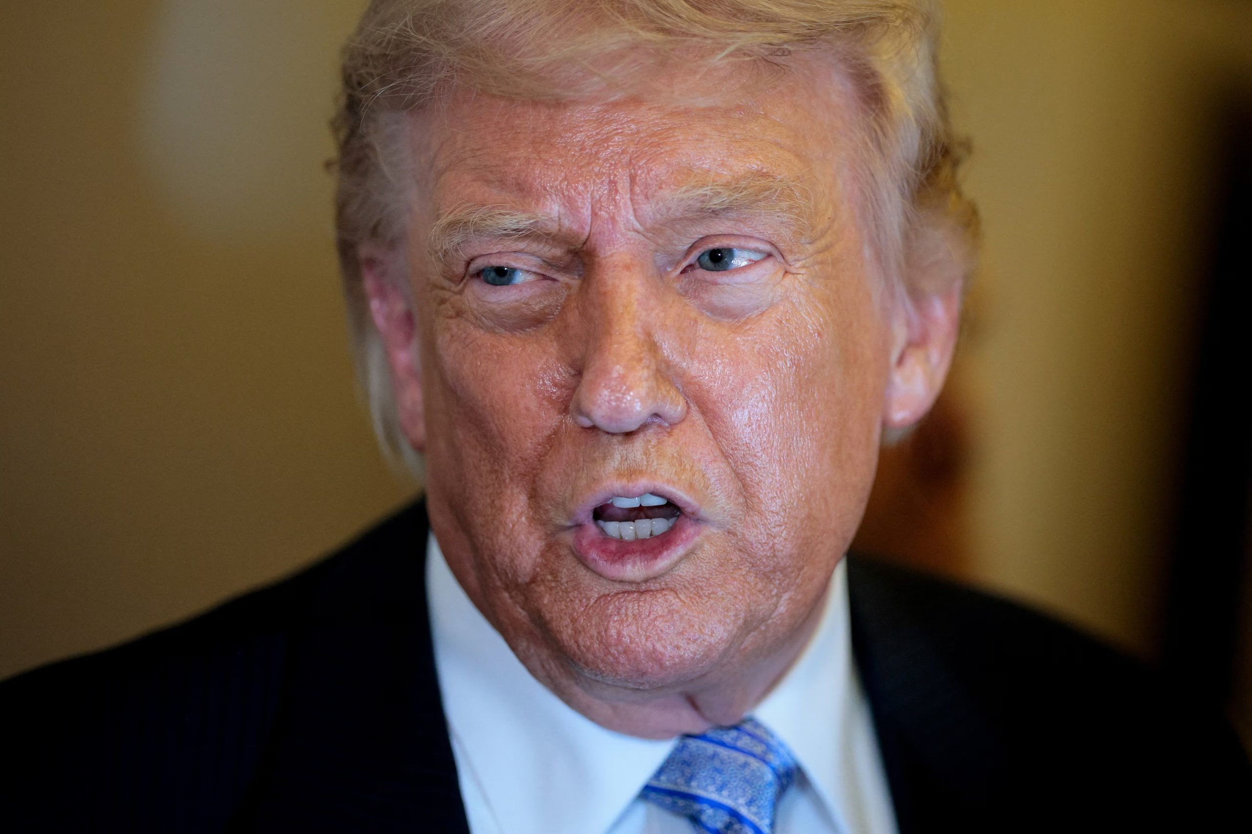 Donald Trump durante una conferencia improvisada con la prensa a bordo del Air Force One después de su visita oficial a Beijing (REUTERS/Evan Vucci)