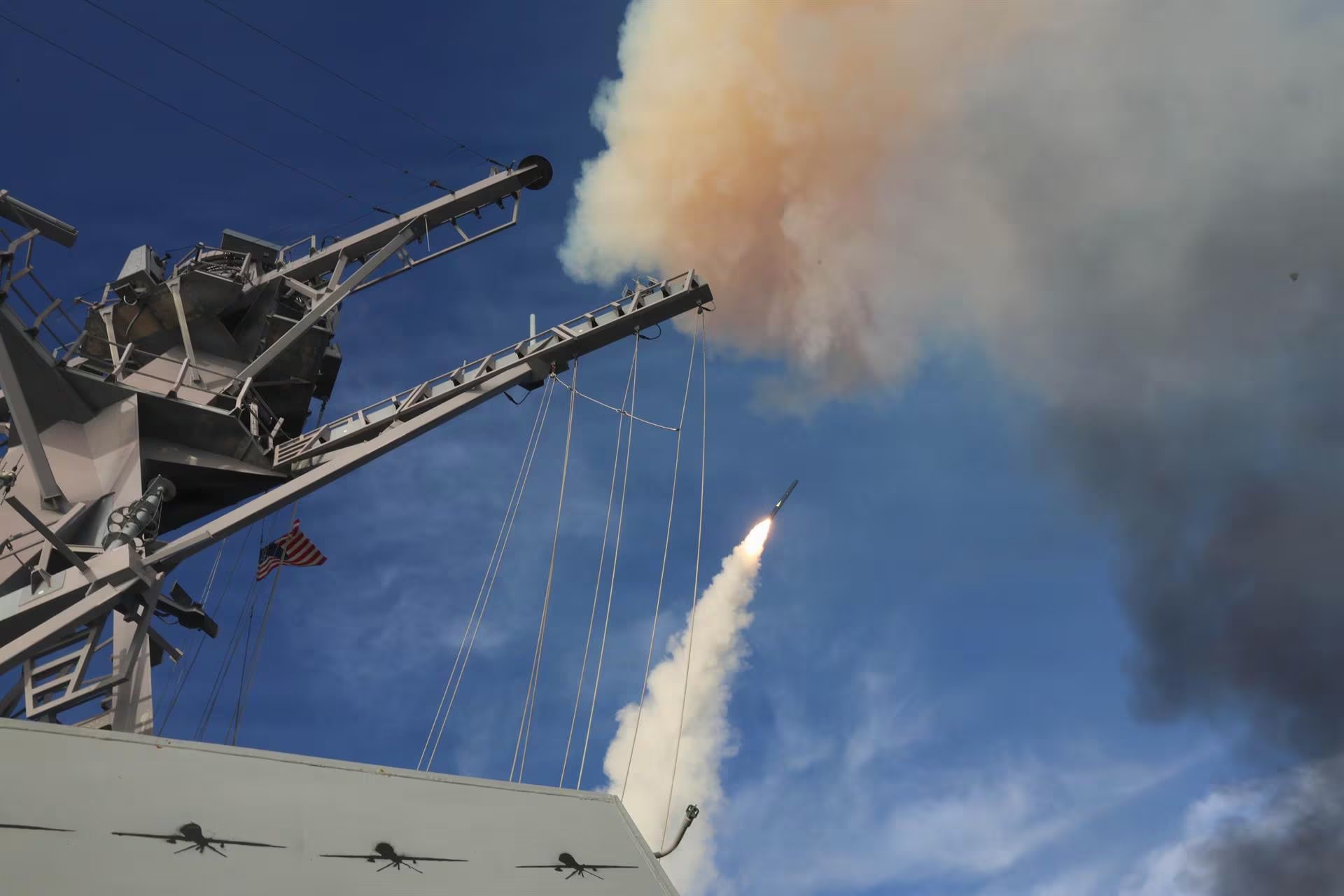 Estados Unidos informó sobre la interceptación y destrucción de cinco drones de ataque iraníes en el estrecho de Ormuz.