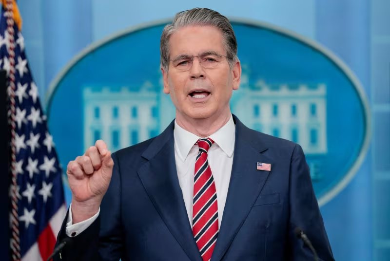 El secretario del Departamento del Tesoro de Estados Unidos, Scott Bessent, habla durante una rueda de prensa, el 15 de abril de 2026 (REUTERS/Evan Vucci)