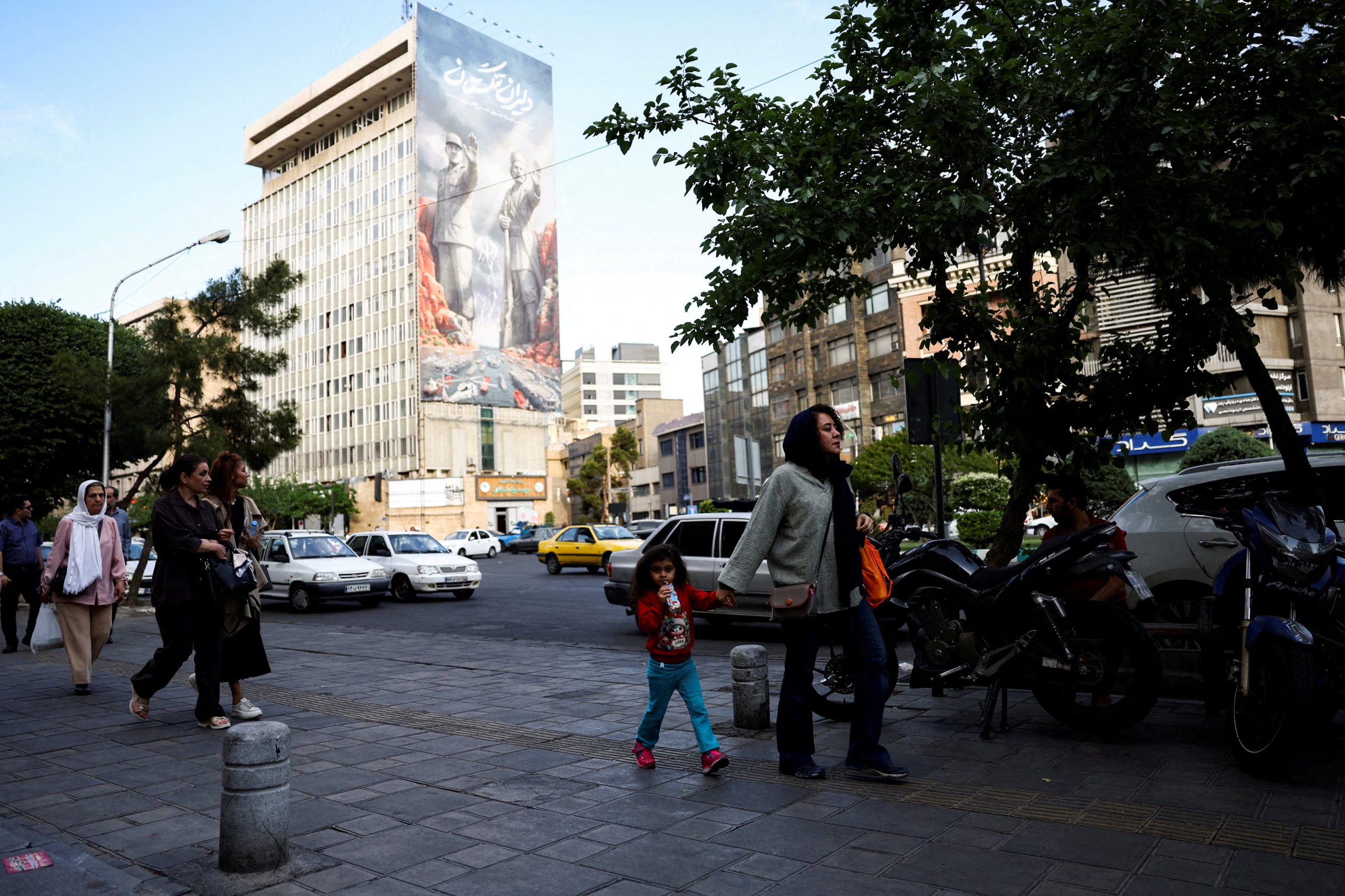 Varias personas pasan junto a una valla publicitaria sobre el estrecho de Ormuz en Teherán, Irán, el 17 de mayo de 2026. Majid Asgaripour/WANA (Agencia de Noticias de Asia Occidental) vía REUTERS
