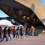 EE.UU. relanza deportaciones masivas y apunta a ciudades santuario