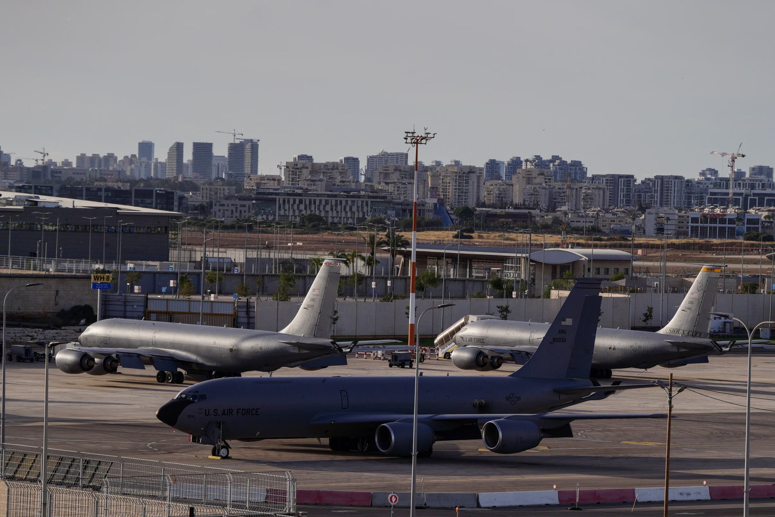 Aviones cisterna de la Fuerza Aérea de Estados Unidos estacionados en el aeropuerto internacional Ben Gurión, en Lod, cerca de Tel Aviv, Israel. (REUTERS/ Dedi Hayun)