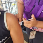 Ciudadanos participan en Vacunatón contra el sarampión en centros comerciales y otros espacios concurridos de Guayaquil