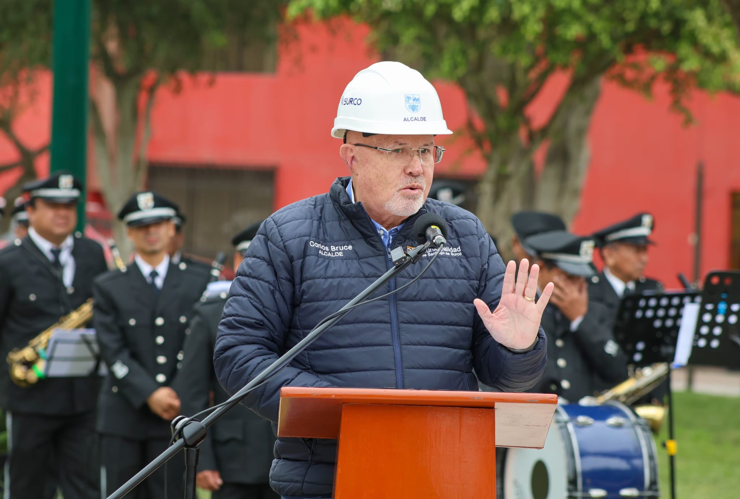 Días antes del incidente, Bruce presentó oficialmente 150 pistolas de electrochoque y cámaras corporales para el serenazgo de Surco, con presencia del embajador de Estados Unidos 