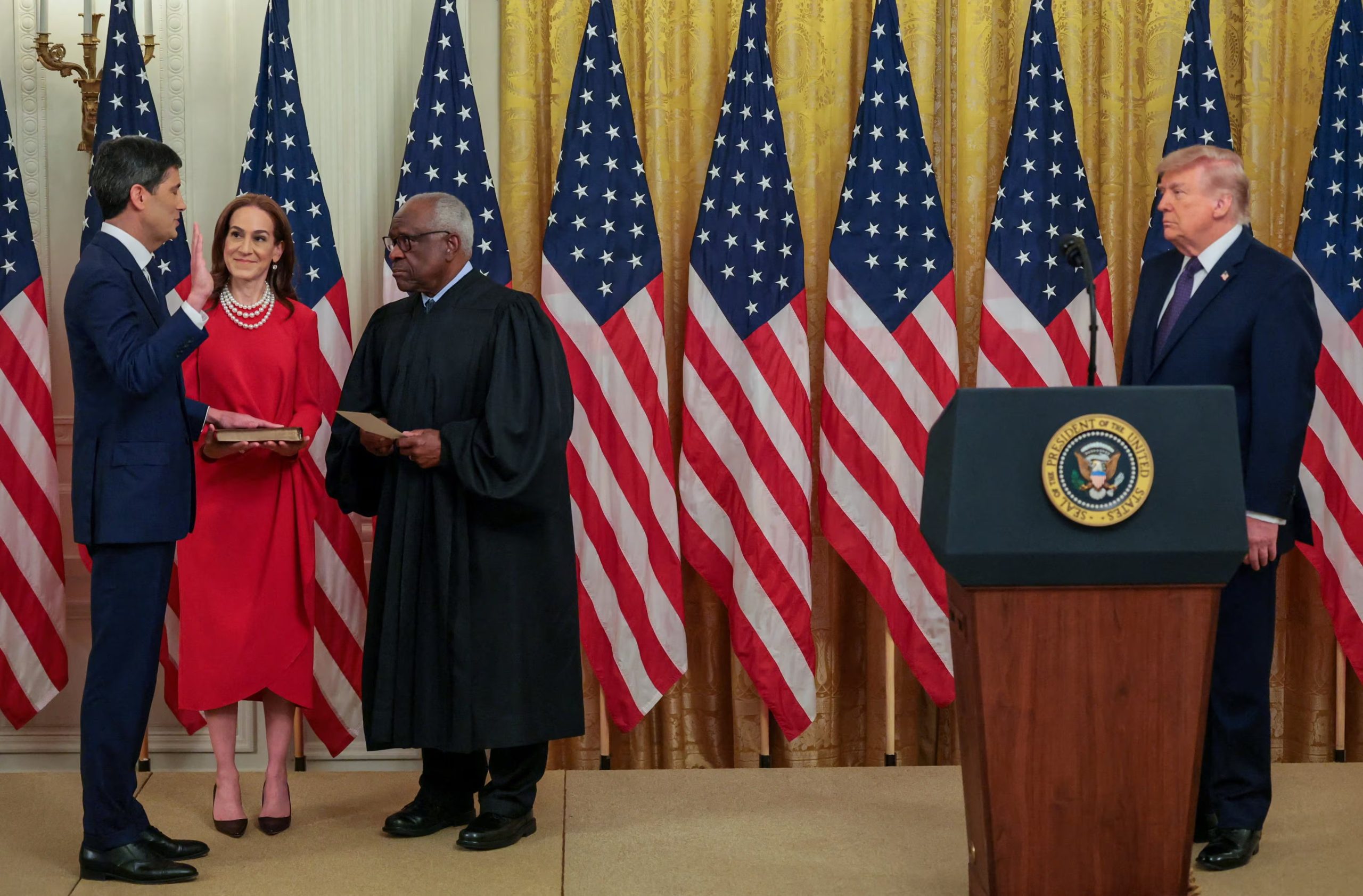 El presidente de Estados Unidos, Donald Trump, observa cómo el juez de la Corte Suprema Clarence Thomas toma juramento al nuevo presidente de la Reserva Federal, Kevin Warsh, con la esposa de Warsh, Jane Lauder, a su lado, en el Salón Este de la Casa Blanca en Washington, D.C., Estados Unidos, el 22 de mayo de 2026. REUTERS/Jonathan Ernst