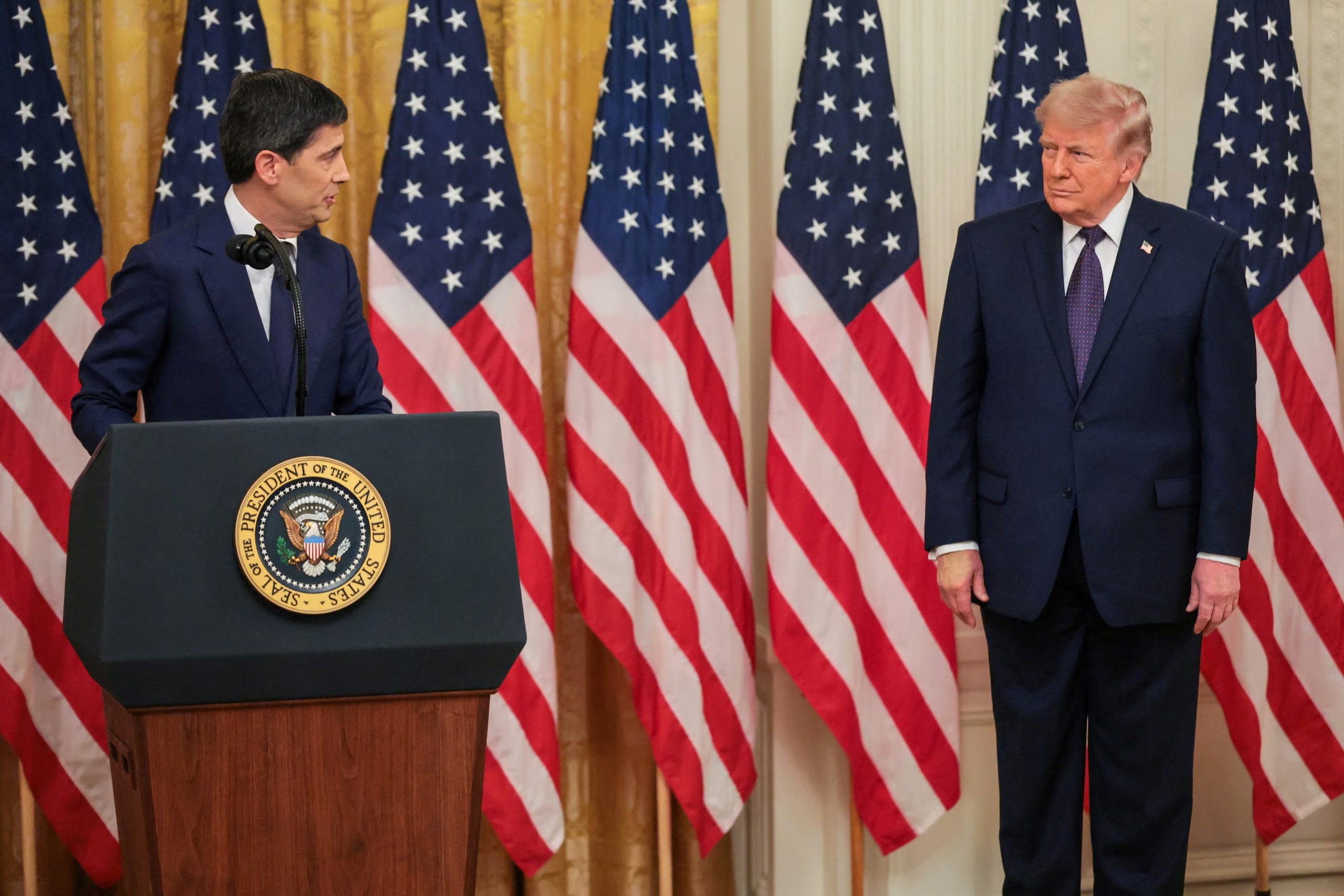 El presidente de Estados Unidos, Donald Trump, observa al nuevo presidente de la Reserva Federal, Kevin Warsh, mientras este pronuncia su discurso durante la ceremonia de juramento en el Salón Este de la Casa Blanca en Washington, D.C., Estados Unidos, el 22 de mayo de 2026. REUTERS/Jonathan Ernst
