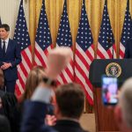Kevin Warsh jura como presidente de la Reserva Federal en la Casa Blanca