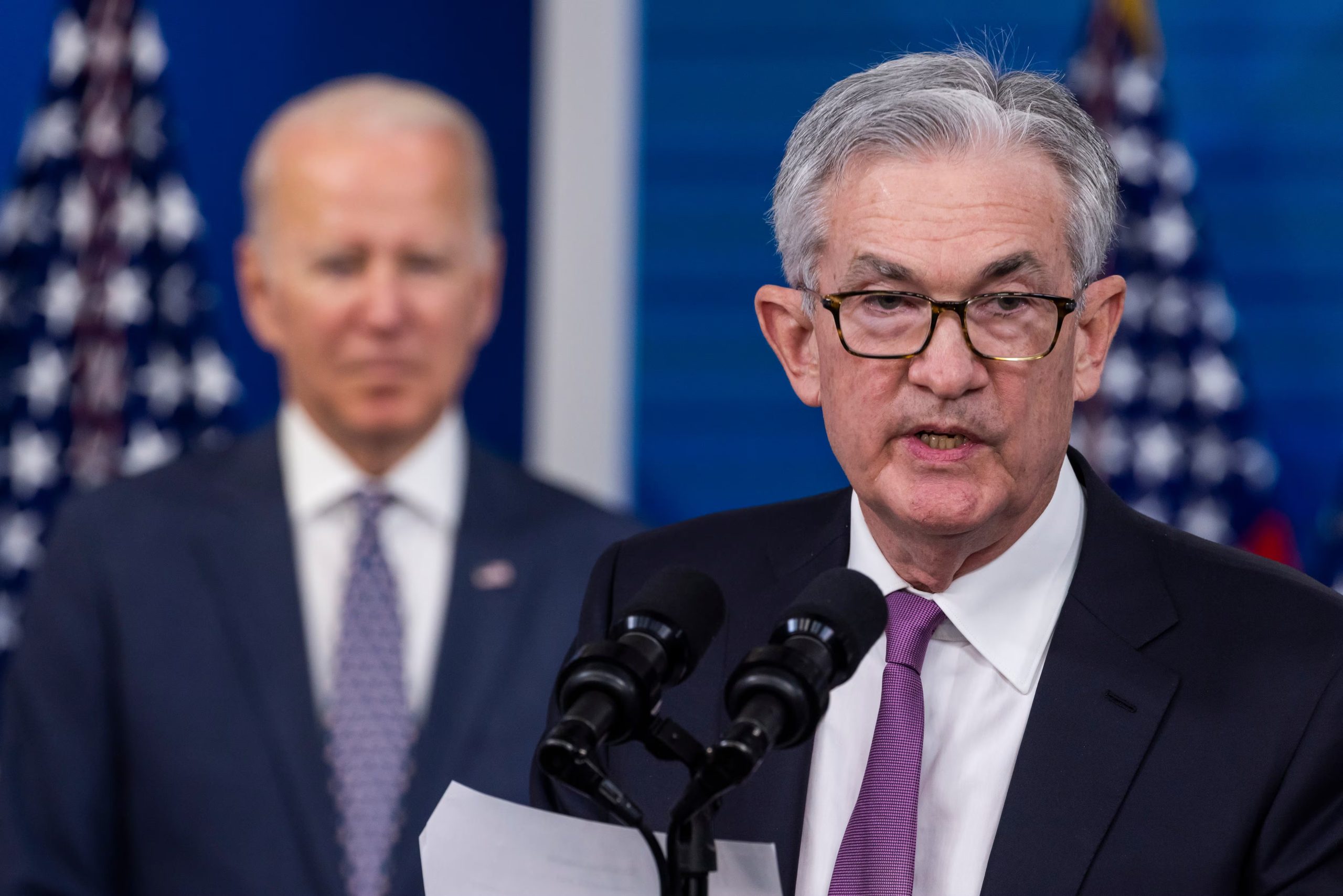 El presidente de la Reserva Federal (Fed) de EE.UU. Jerome Powell, delante del ex presidente Joe Biden (EFE/Jim Lo Scalzo)