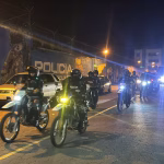 160 aprehendidos, 8 vehículos, 30 motocicletas, armas y drogas decomisados durante octava jornada de toque de queda