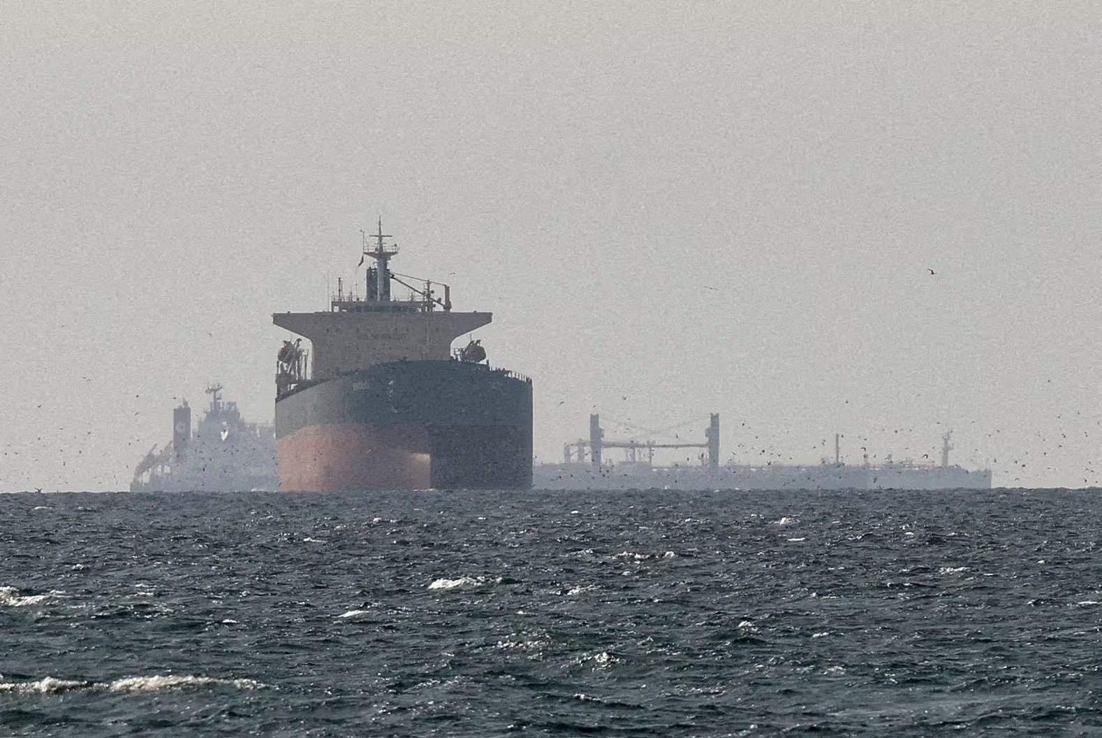 Buques de carga en el Golfo, cerca del Estrecho de Ormuz, vistos desde el norte de Ras al-Khaimah, cerca de la frontera con la región de Musandam de Omán, en medio del conflicto entre Estados Unidos e Israel con Irán, en los Emiratos Árabes Unidos, el 11 de marzo de 2026 (REUTERS/Archivo)