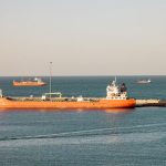 Ataque de embarcaciones a granelero cerca del estrecho de Ormuz, reporta Armada británica