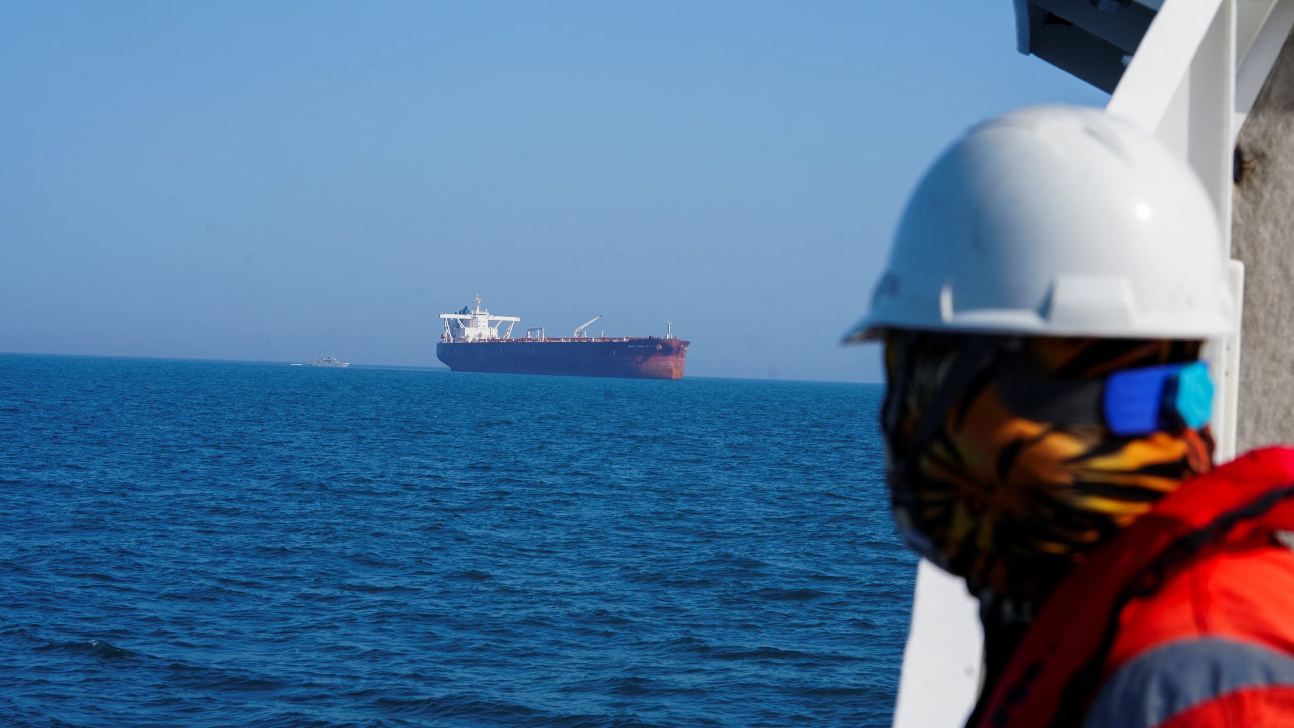El petrolero Agios Fanourios I atraviesa el estrecho de Ormuz rumbo a Basora, Iraq. Irán controla el paso estratégico, por el que transita el 20% del crudo mundial, desde los primeros días del conflicto. (Mohammed Aty/Reuters/archivo)