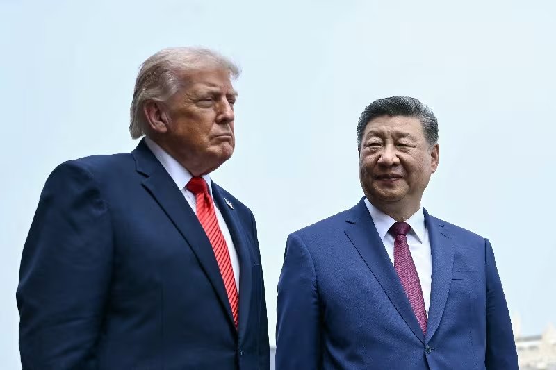 El presidente de EEUU, Donald Trump; junto a su par chino, Xi Jinping (BRENDAN SMIALOWSKI/REUTERS)