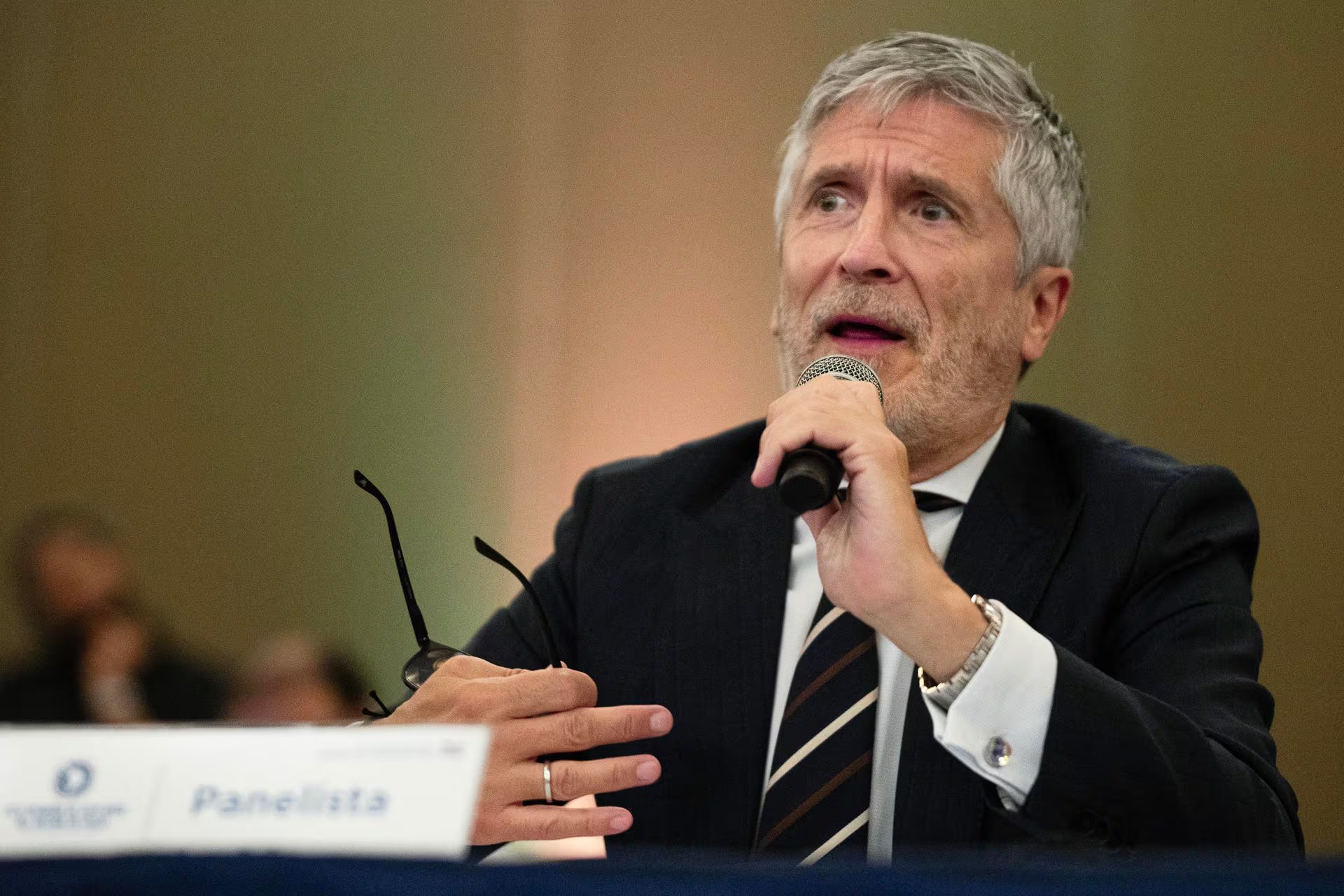 El ministro del Interior de España, Fernando Grande-Marlaska, fue captado, este 30 de abril, al intervenir en la clausura de la XXVI Reunión de Alto Nivel del Mecanismo UE-CELAC en materia de drogas, en Punta Cana (República Dominicana) (EFE/Orlando Barría)