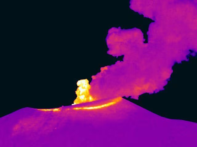 Las autoridades científicas informan que la vigilancia sobre el volcán se mantiene debido a la persistencia de movimientos internos y liberación de gases, mientras se recomienda a la población seguir las indicaciones oficiales - crédito Servicio Geológico Colombiano