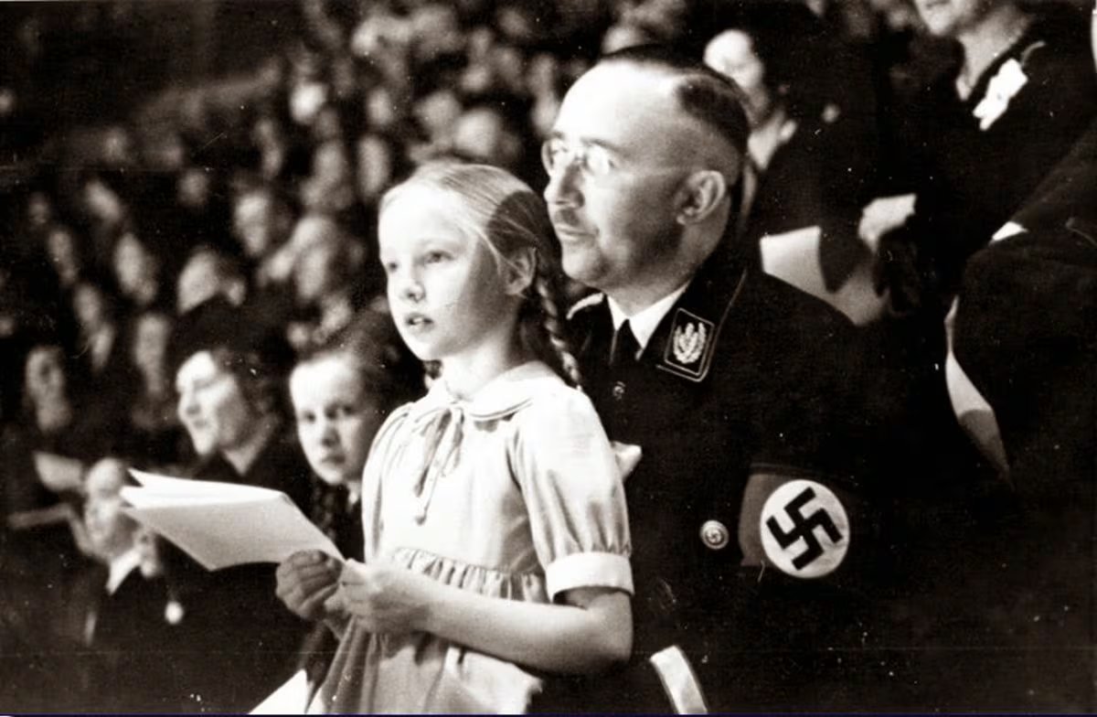 Heinrich Himmler, el oficial nazi de más alto rango después de Adolf Hitler, junto a Gudrun, su hija (AP)