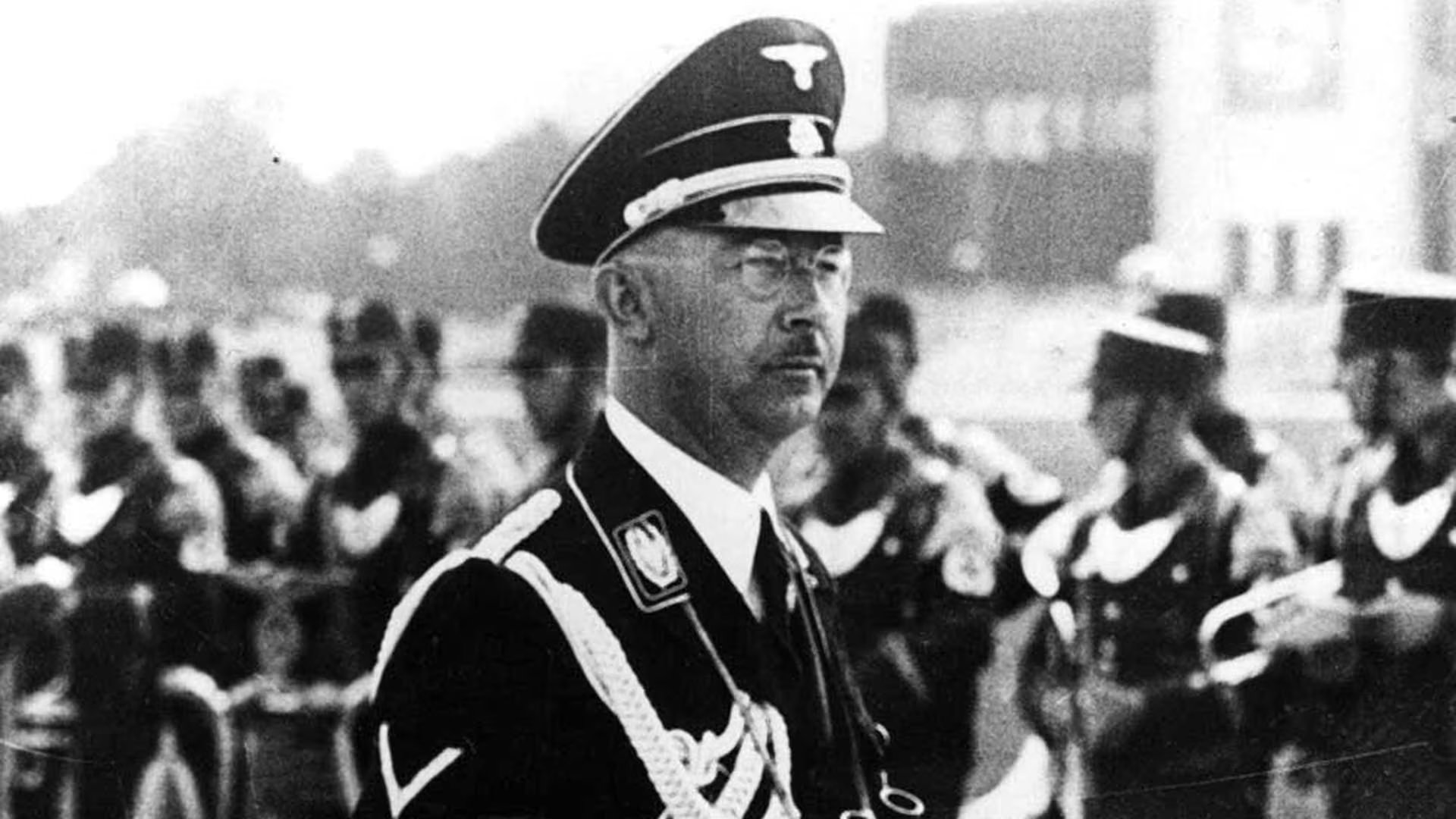 El 23 de mayo de 1945, cuando supo que todo estaba perdido para él, Himmler mordió la pastilla de cianuro que tenía oculta en su boca y acabó con su vida