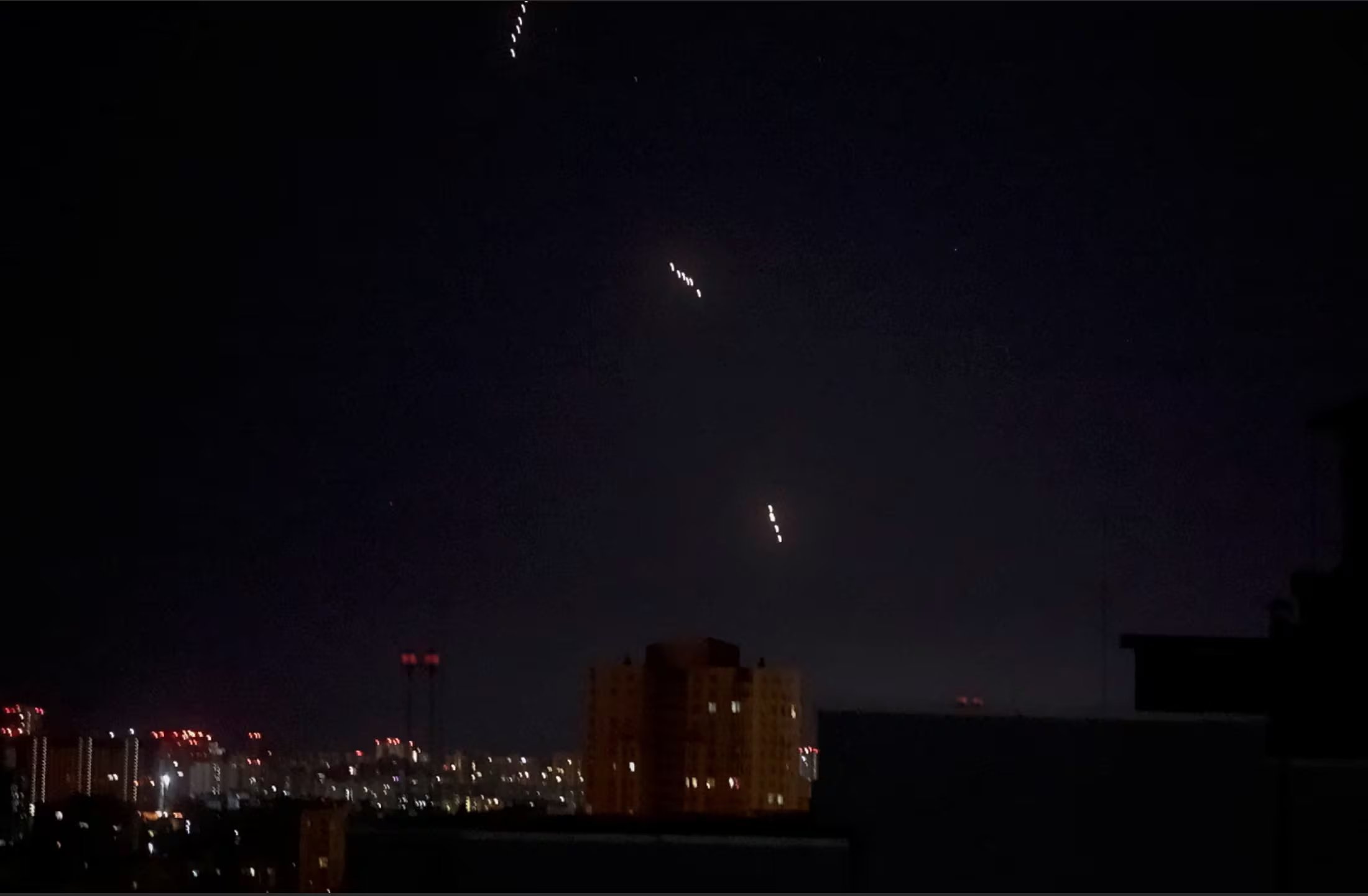 Según la Fuerza Aérea ucraniana, durante un ataque con misiles y drones rusos se observan misiles rusos que, al parecer, son misiles balísticos hipersónicos Oreshnik.