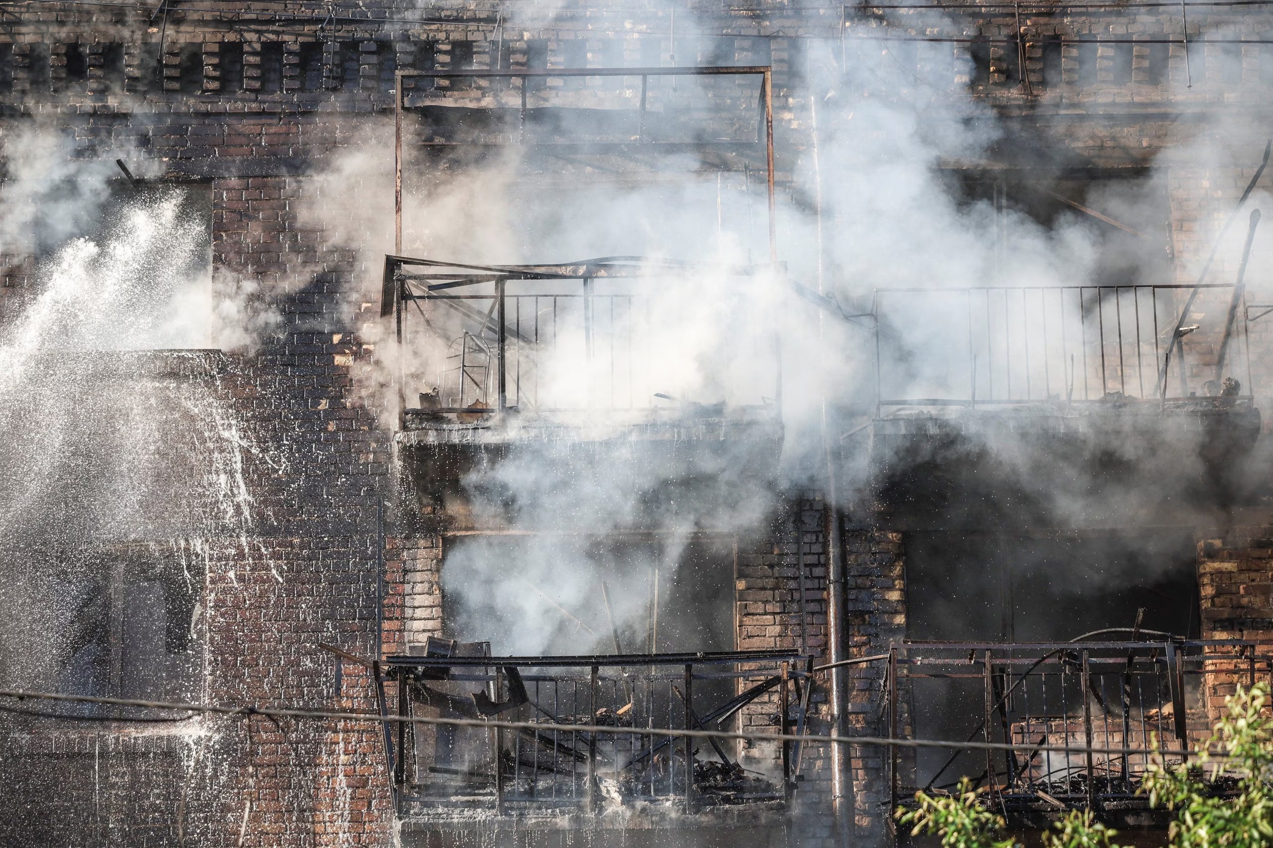 Sale humo de un edificio de apartamentos dañado durante un ataque con misiles y drones rusos.