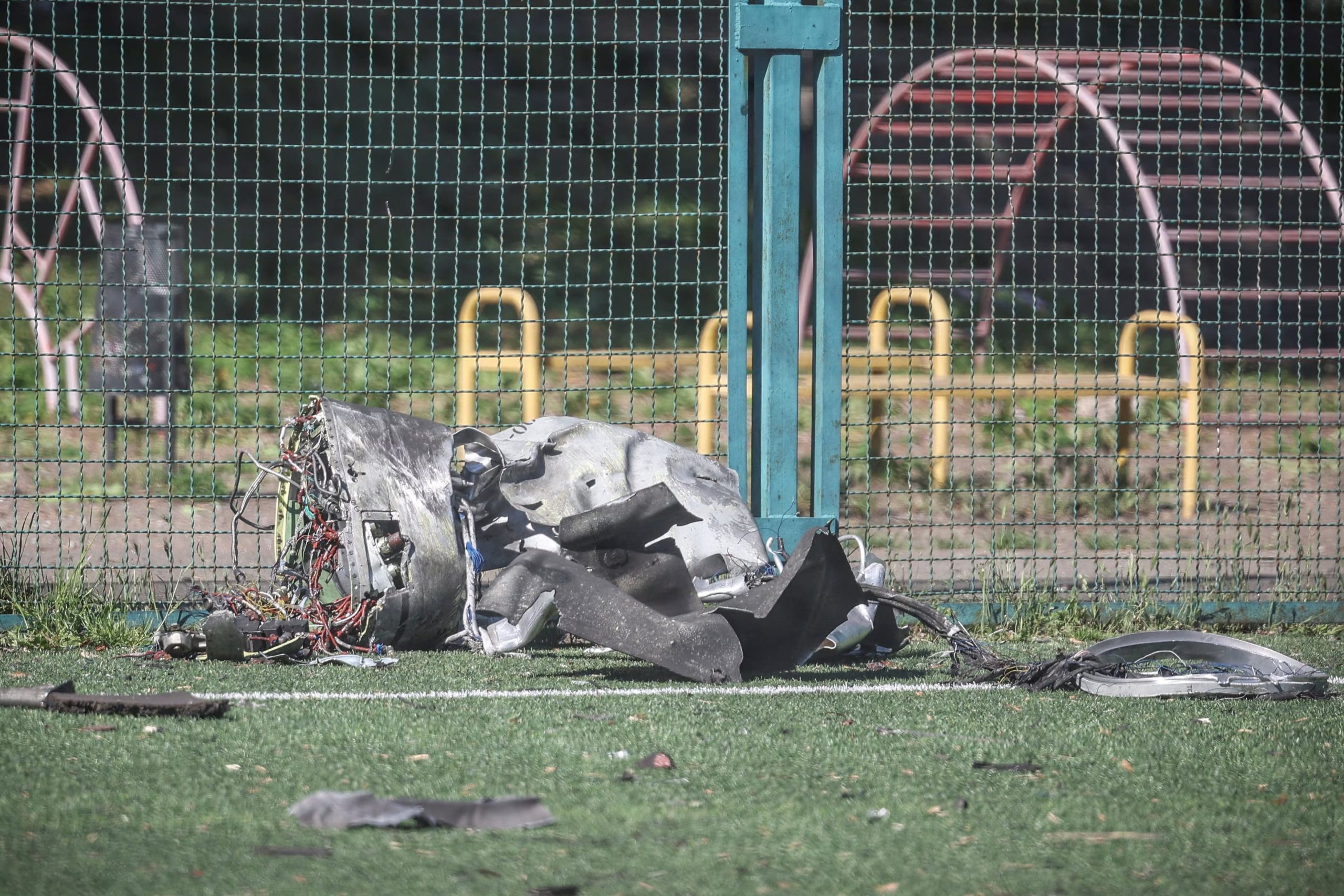 Restos de un misil de crucero ruso en un campo de fútbol cerca de una escuela, que fue alcanzada durante un ataque con misiles y drones rusos, en medio del ataque de Rusia contra Ucrania.