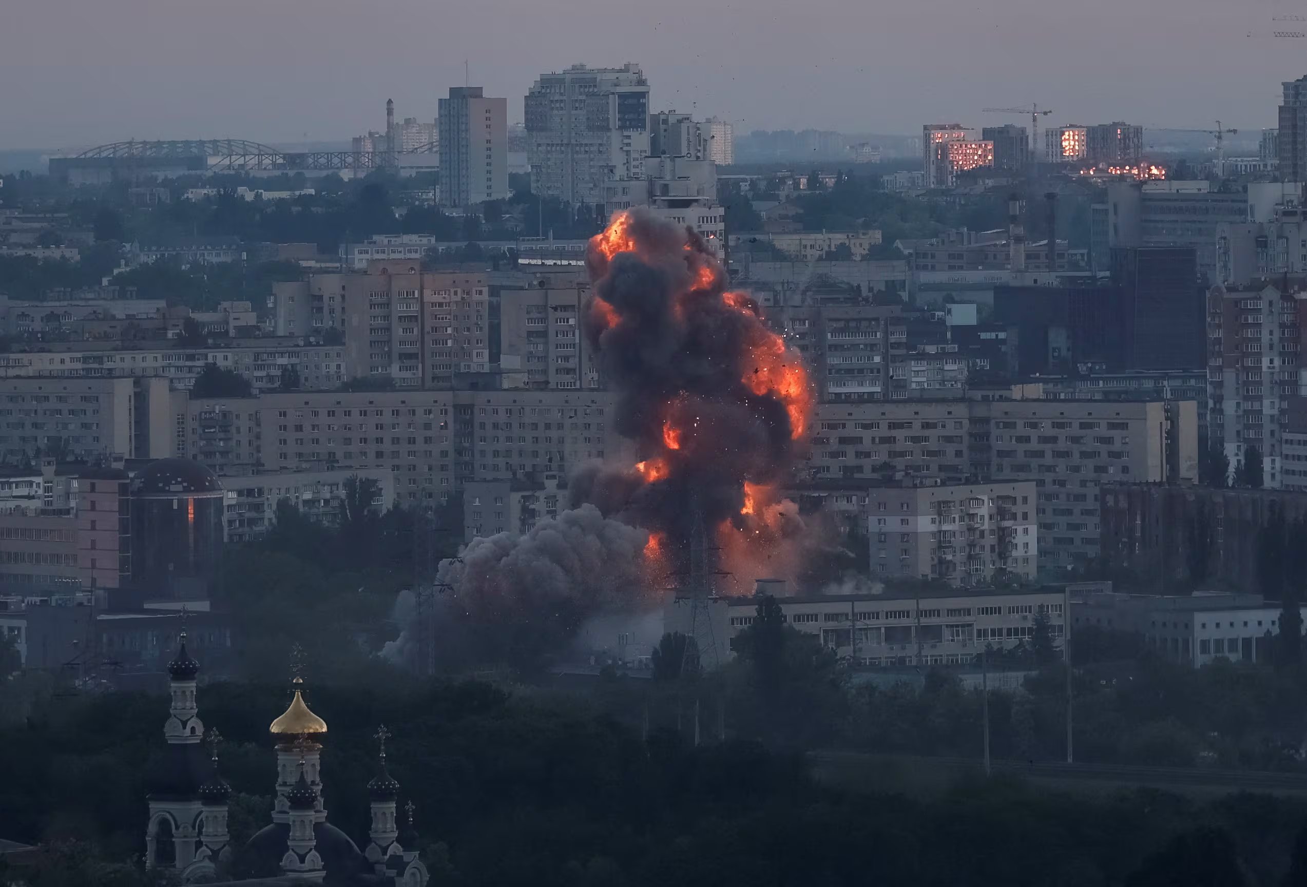 Fuego y humo tras una explosión durante un ataque con misiles y drones rusos.