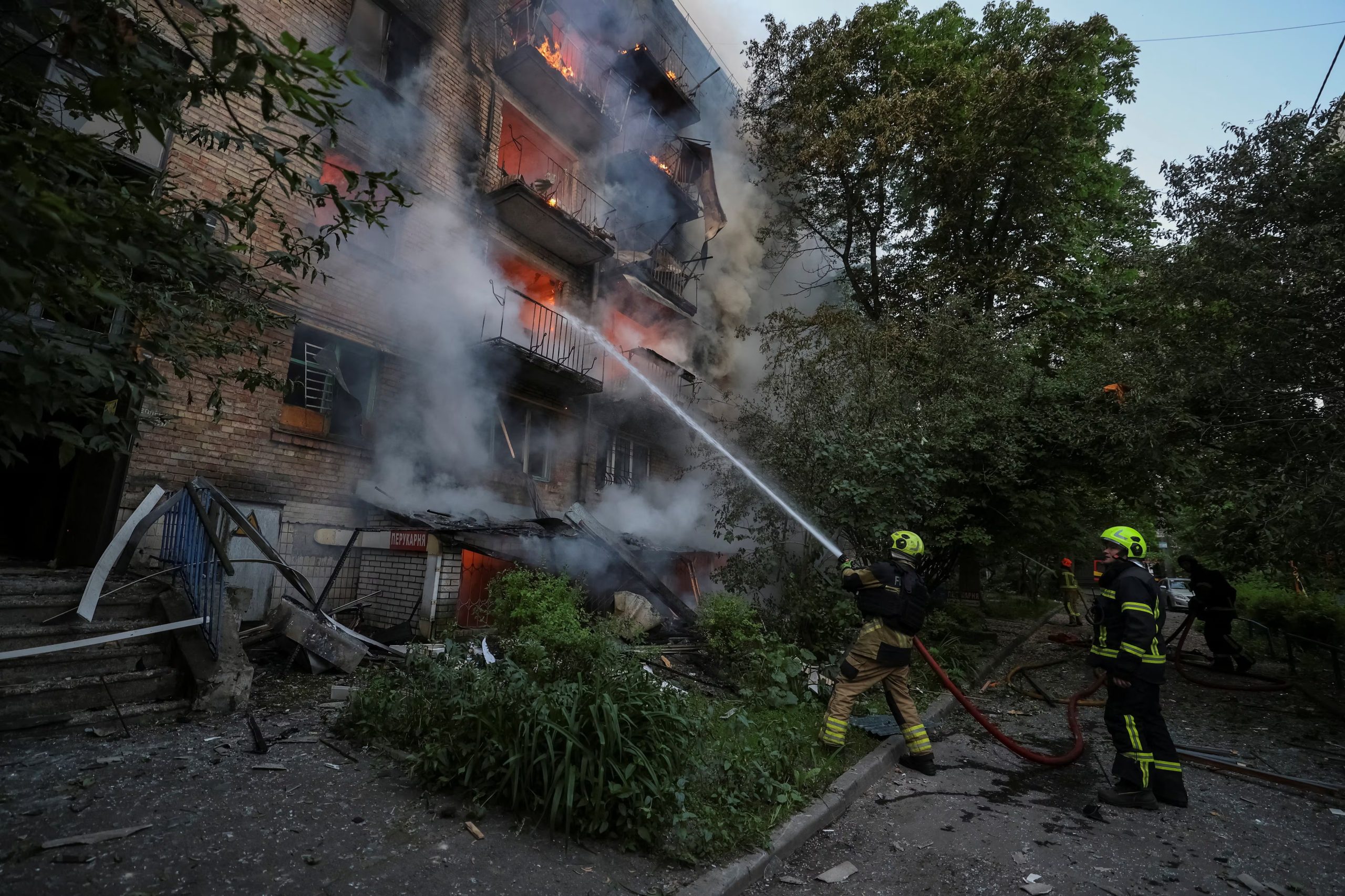 Los bomberos trabajan en el lugar donde un edificio de apartamentos fue destruido por un ataque con misiles y drones rusos.
