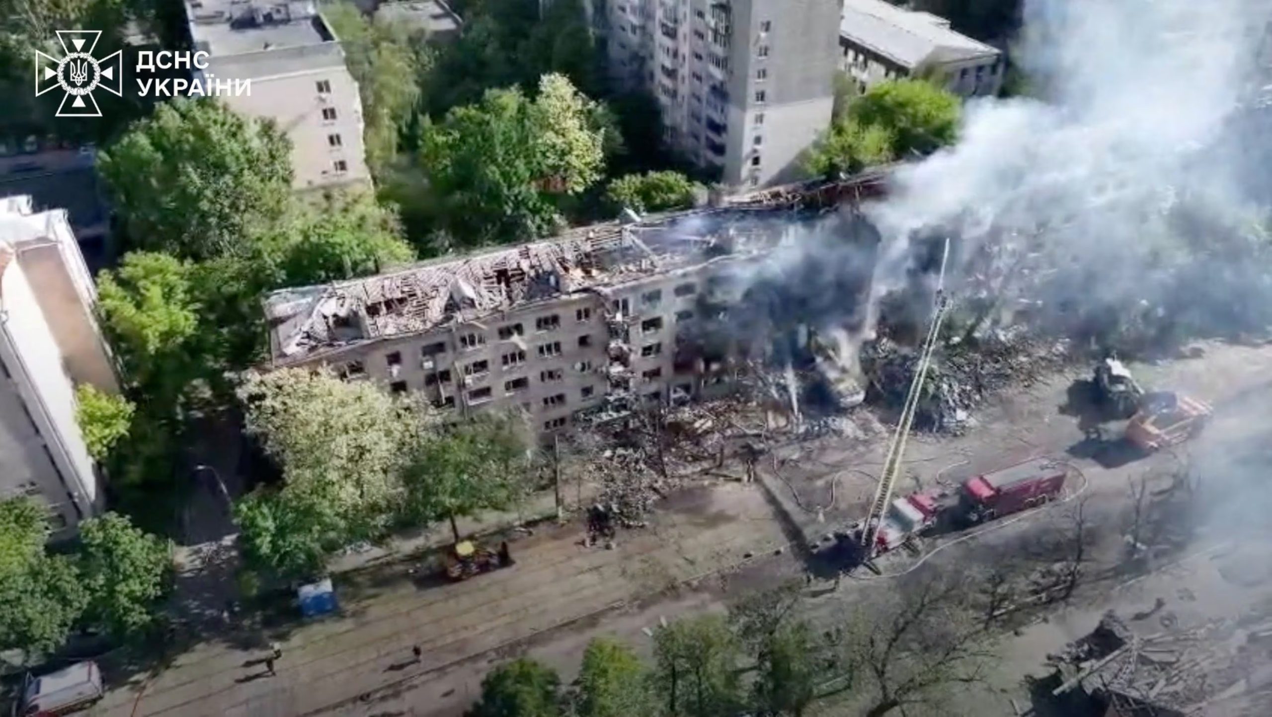 Imagen tomada con un dron que muestra el humo que se eleva desde un edificio dañado tras un ataque ruso.