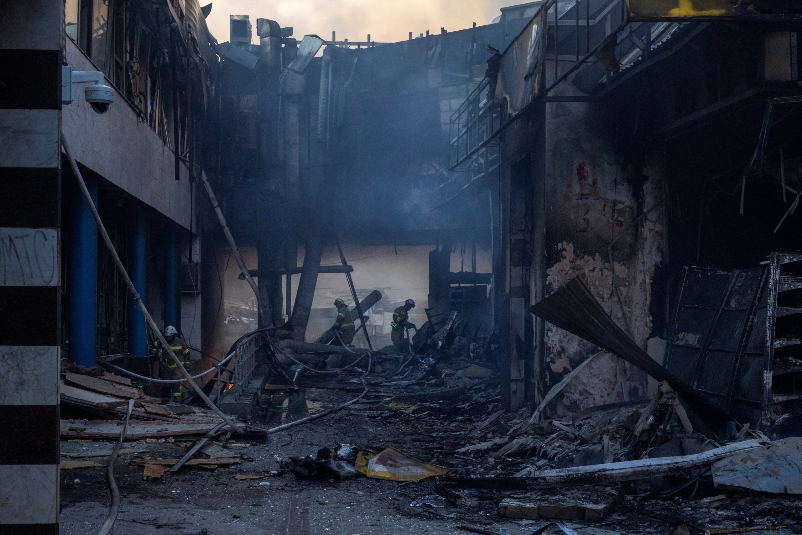 Los bomberos trabajan en el interior de un edificio incendiado durante los ataques nocturnos con misiles y drones rusos.