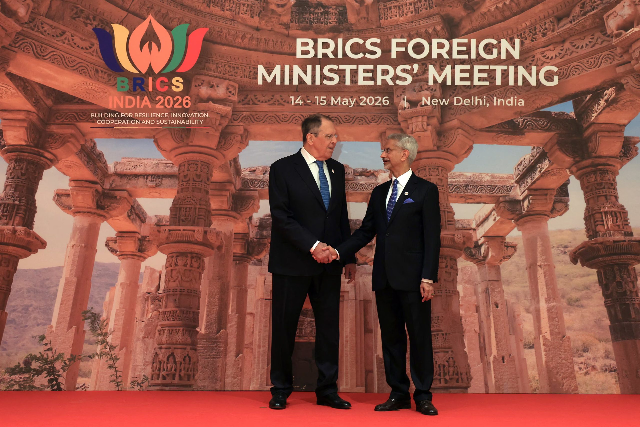 El ministro de Asuntos Exteriores de la India, Subrahmanyam Jaishankar, estrecha la mano del ministro de Asuntos Exteriores de Rusia, Serguéi Lavrov, durante la reunión de ministros de Asuntos Exteriores de los BRICS en Bharat Mandapam, Nueva Delhi, India, el 14 de mayo de 2026 (REUTERS/Adnan Abidi)