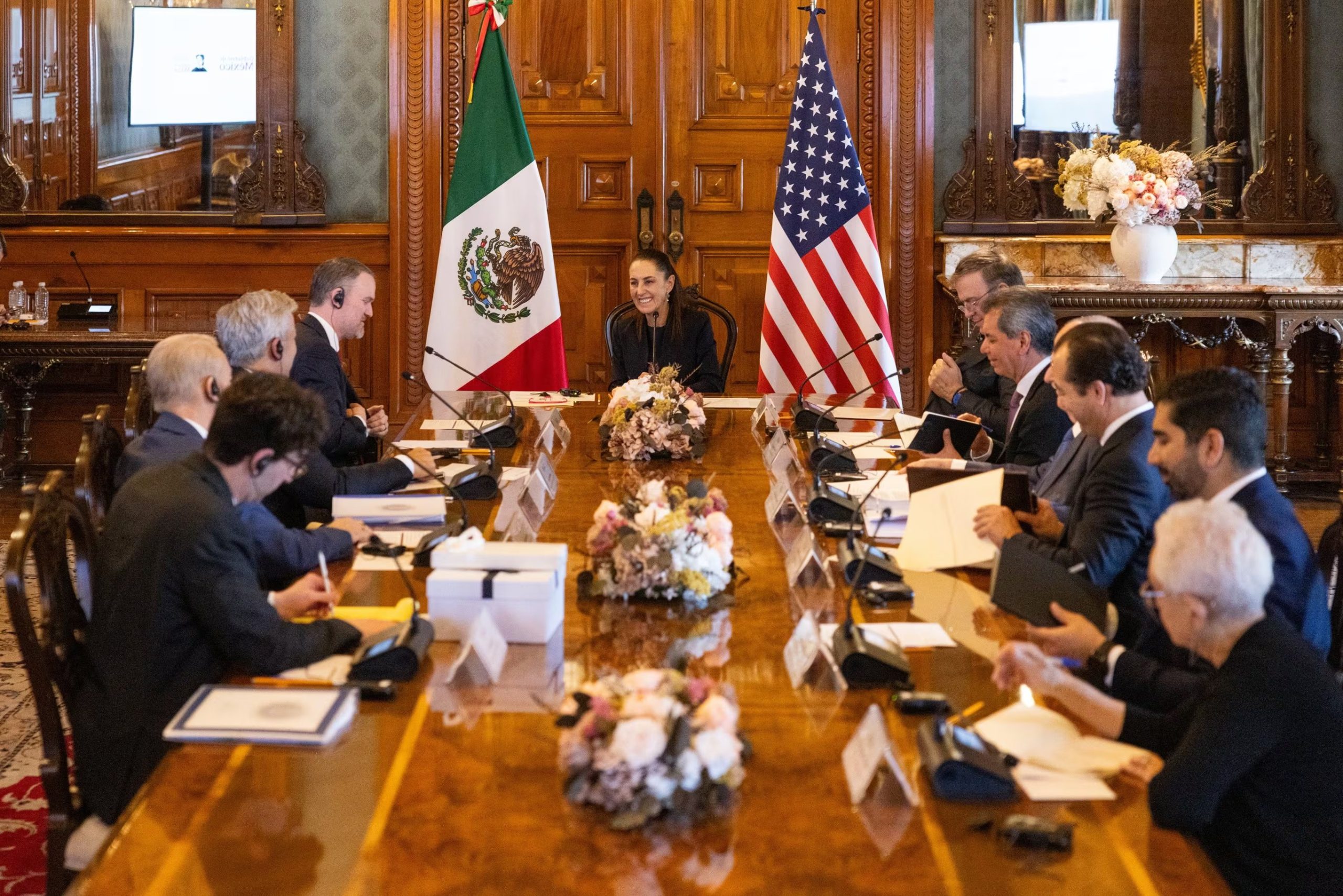 En Palacio Nacional acudió delegación de Estados Unidos encabezada por el embajador Jamieson Greer, Representante Comercial para las conversaciones con México acerca de la revisión del T-MEC (@Claudiashein/X)