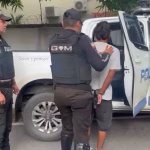 Detienen a hombre con arma blanca y panfleto con amenazas cerca de colegio en Samborondón